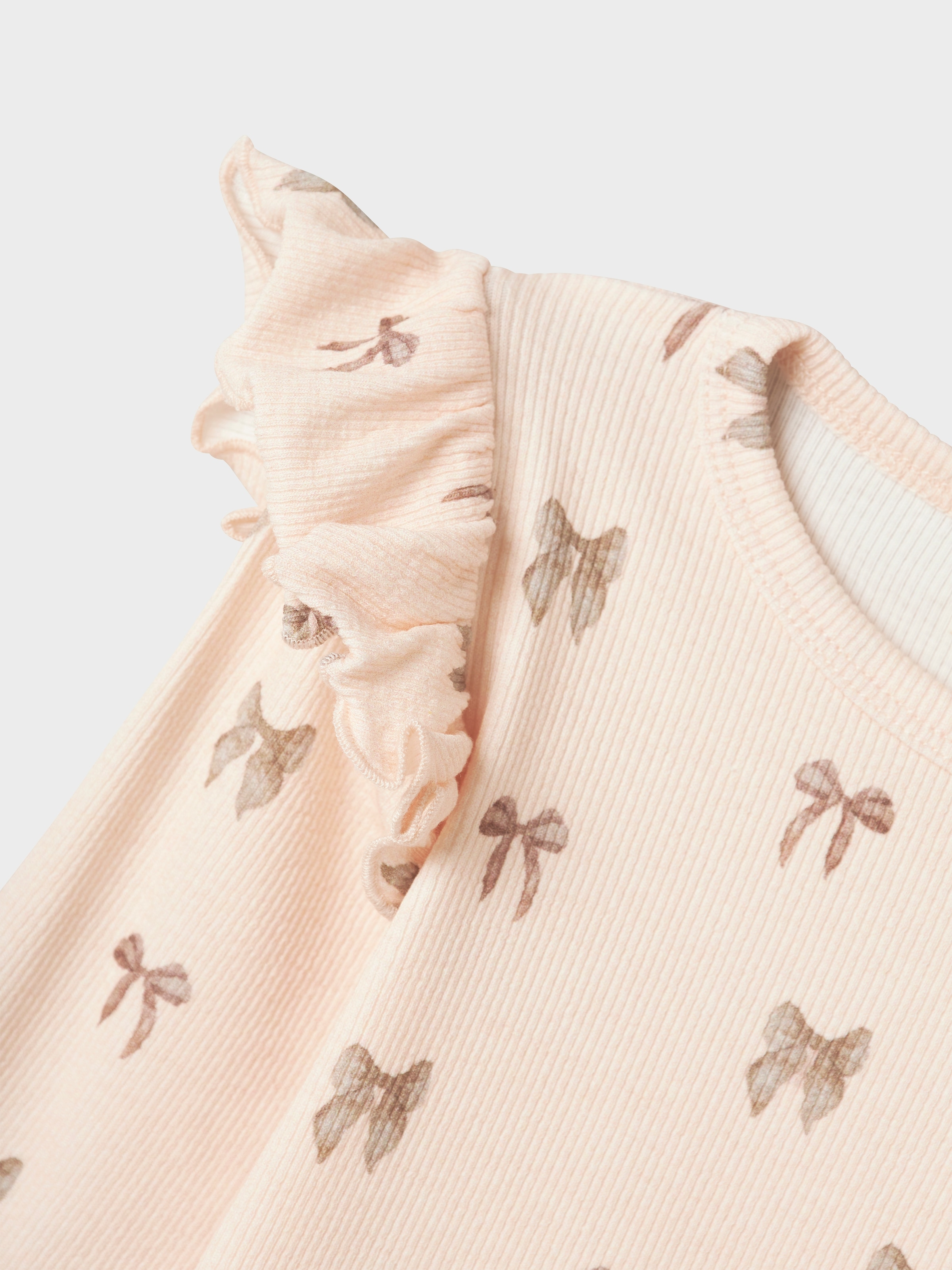 Lil' Atelier Langarmshirt »NMFGAVO EKO LS SLIM TOP LIL NOOS« mit Rüschen, weiche Jersey Rippqualität