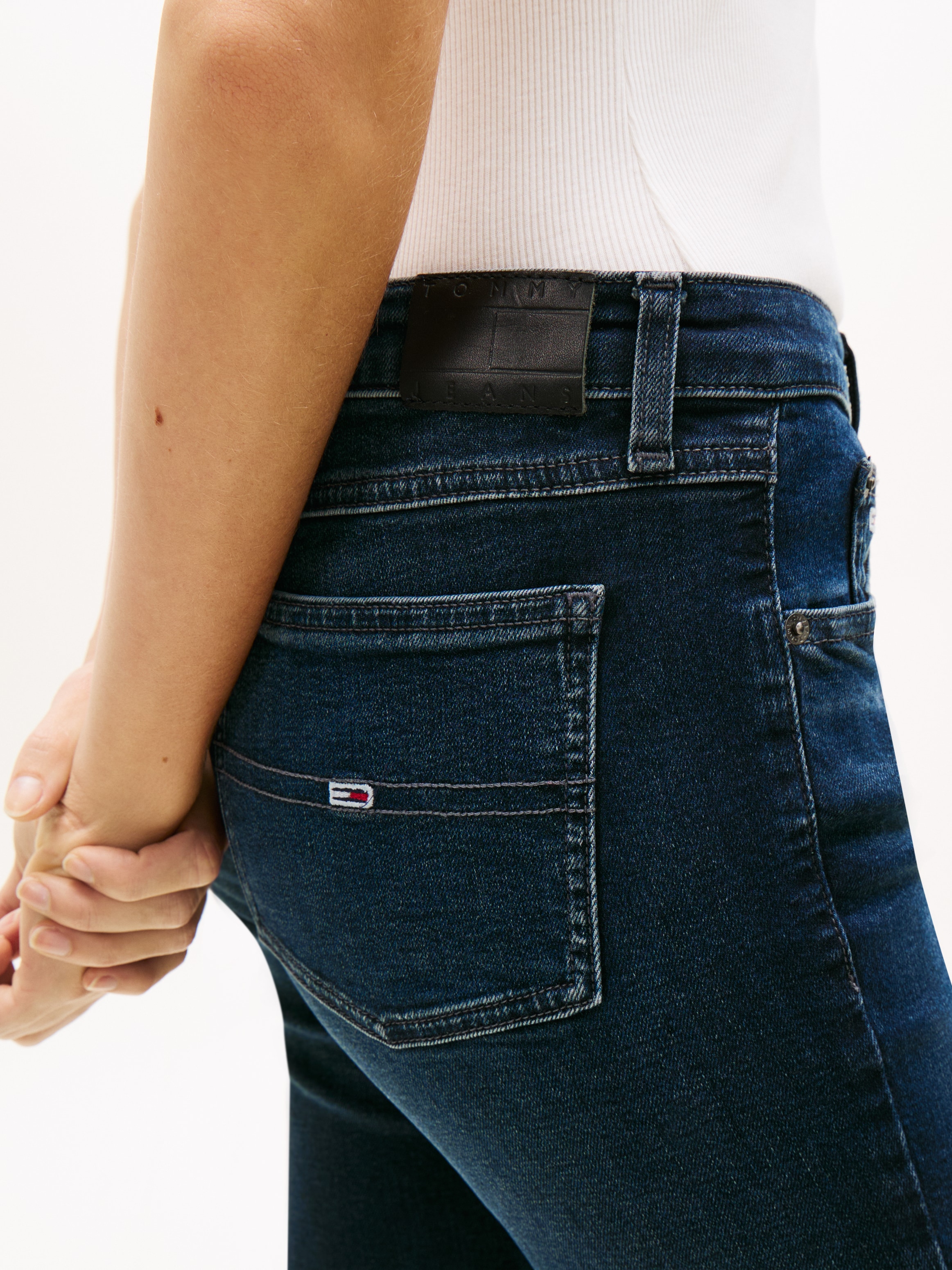 Tommy Jeans Jeans mom »High waist - Mom-Jeans Tapered« avec badge logo, broderie logo