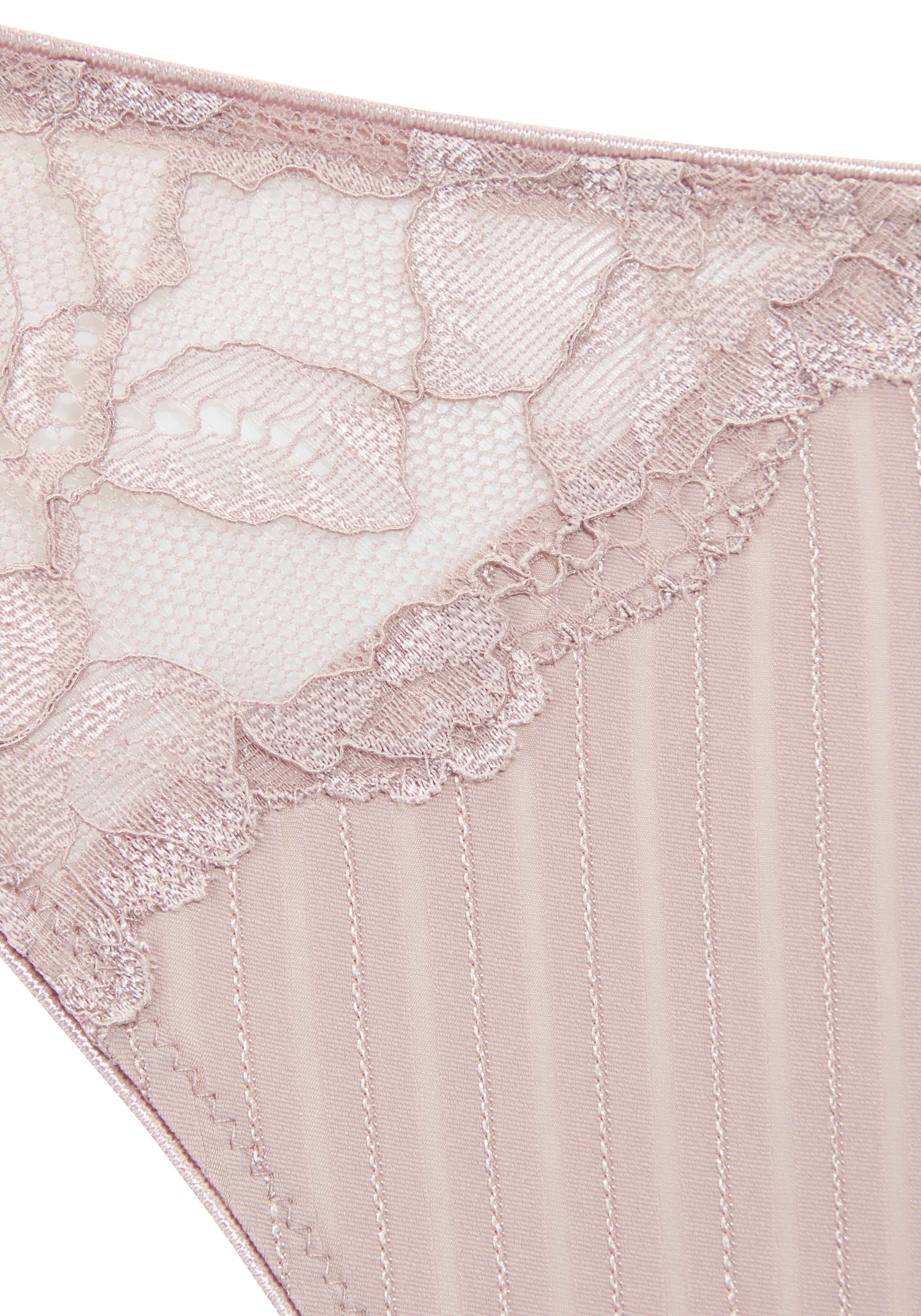 LASCANA String »Carlotta« mit filigranem Glanzfaden & feiner, floraler Spitze
