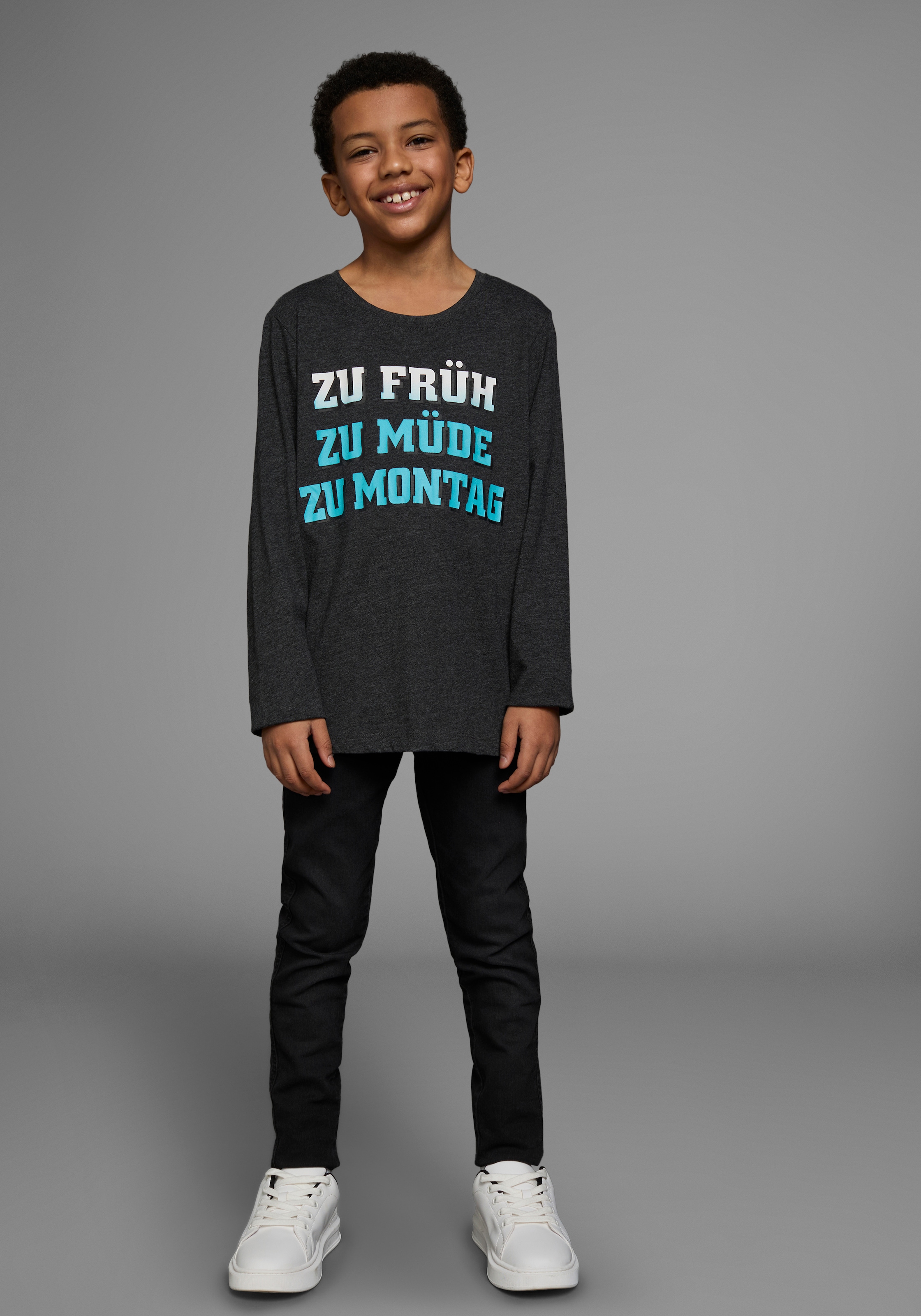 KIDSWORLD Langarmshirt »ZU FRÜH, ZU MÜDE, ZU MONTAG«, Langarm, Basic-Passform, mit stylischem Druck, Rundhalsausschnitt