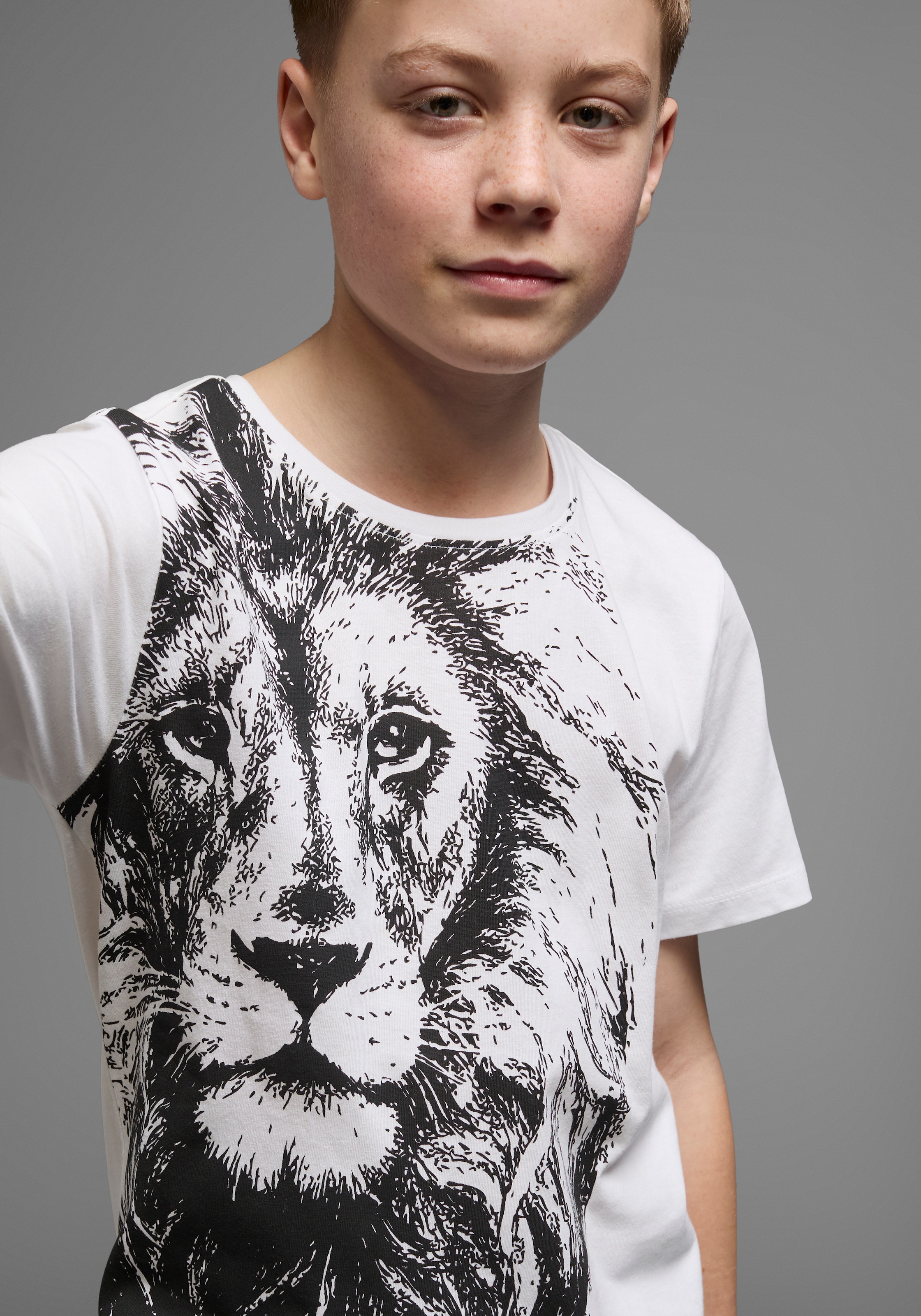 KIDSWORLD T-Shirt »Mit coolem LÖWEN-Print«, Kurzarm, Basic-Passform, bedruckt, Rundhalsausschnitt