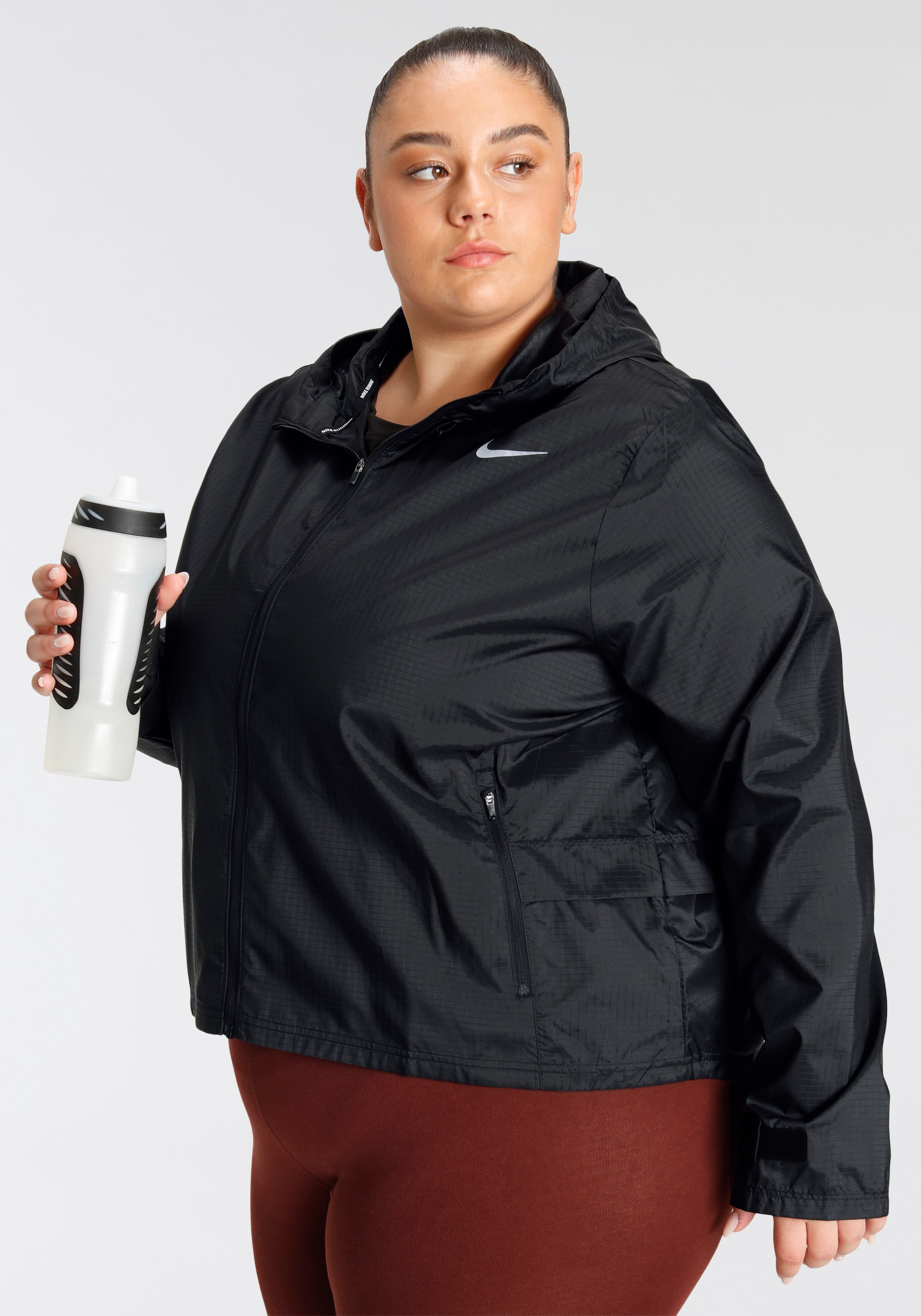 ♕ Nike Laufjacke »Essential Women's Running Jacket (Plus Size)«, mit Kapuze  versandkostenfrei bestellen