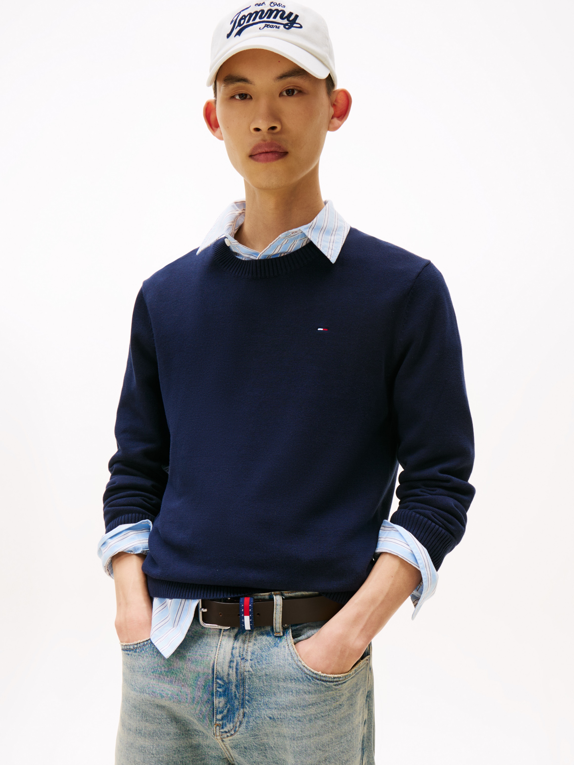 Tommy Jeans Rundhalspullover »TJM SLIM ESSENTIAL LIGHT SWEATER«, mit Flag-Patch