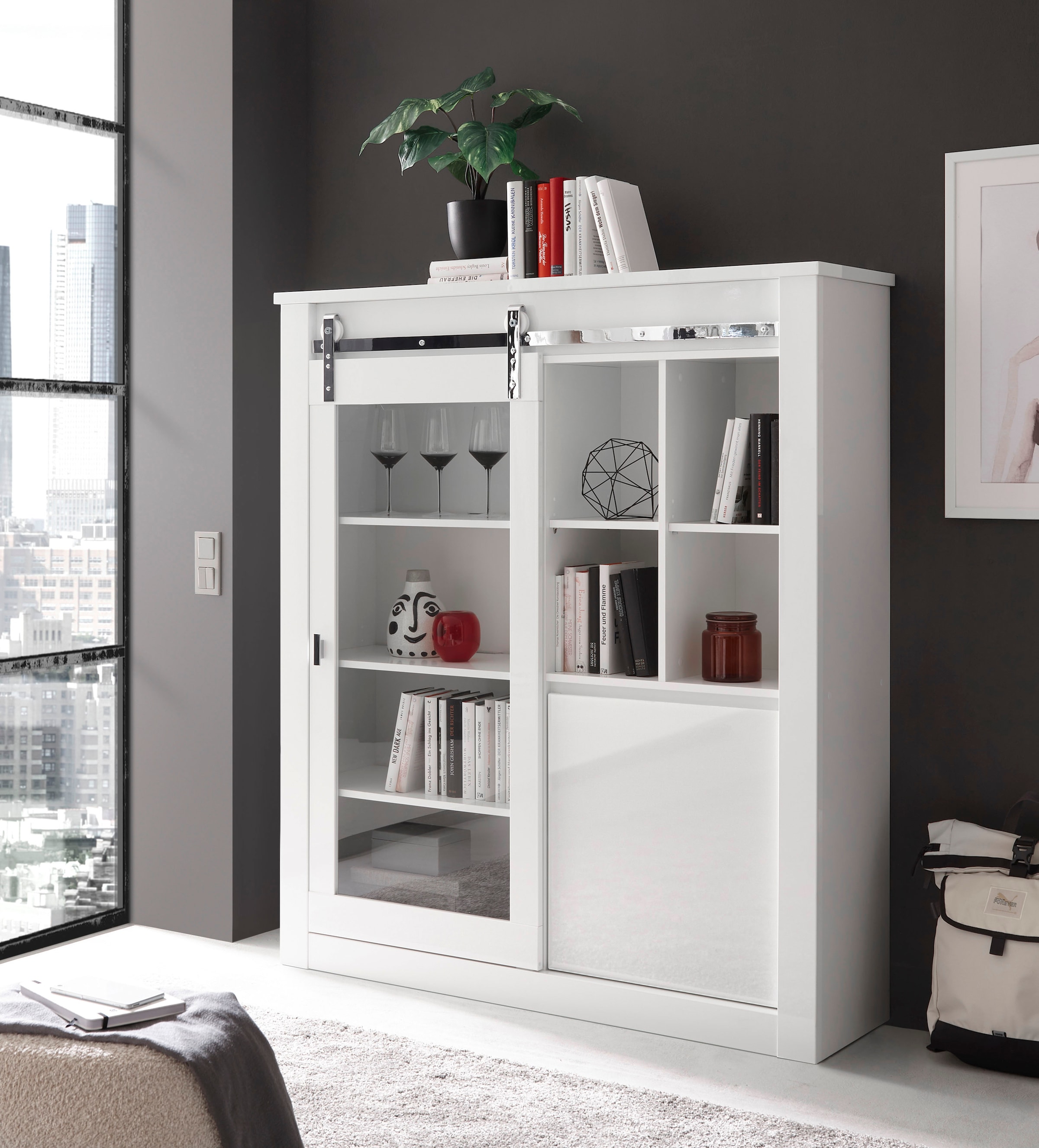 Home affaire Vitrine »Daytona, moderner Hochschrank, Glasvitrine in Weiss Hochglanz« mit Schiebetürenbeschlag in Chrom-Optik, ausreichend Stauraum