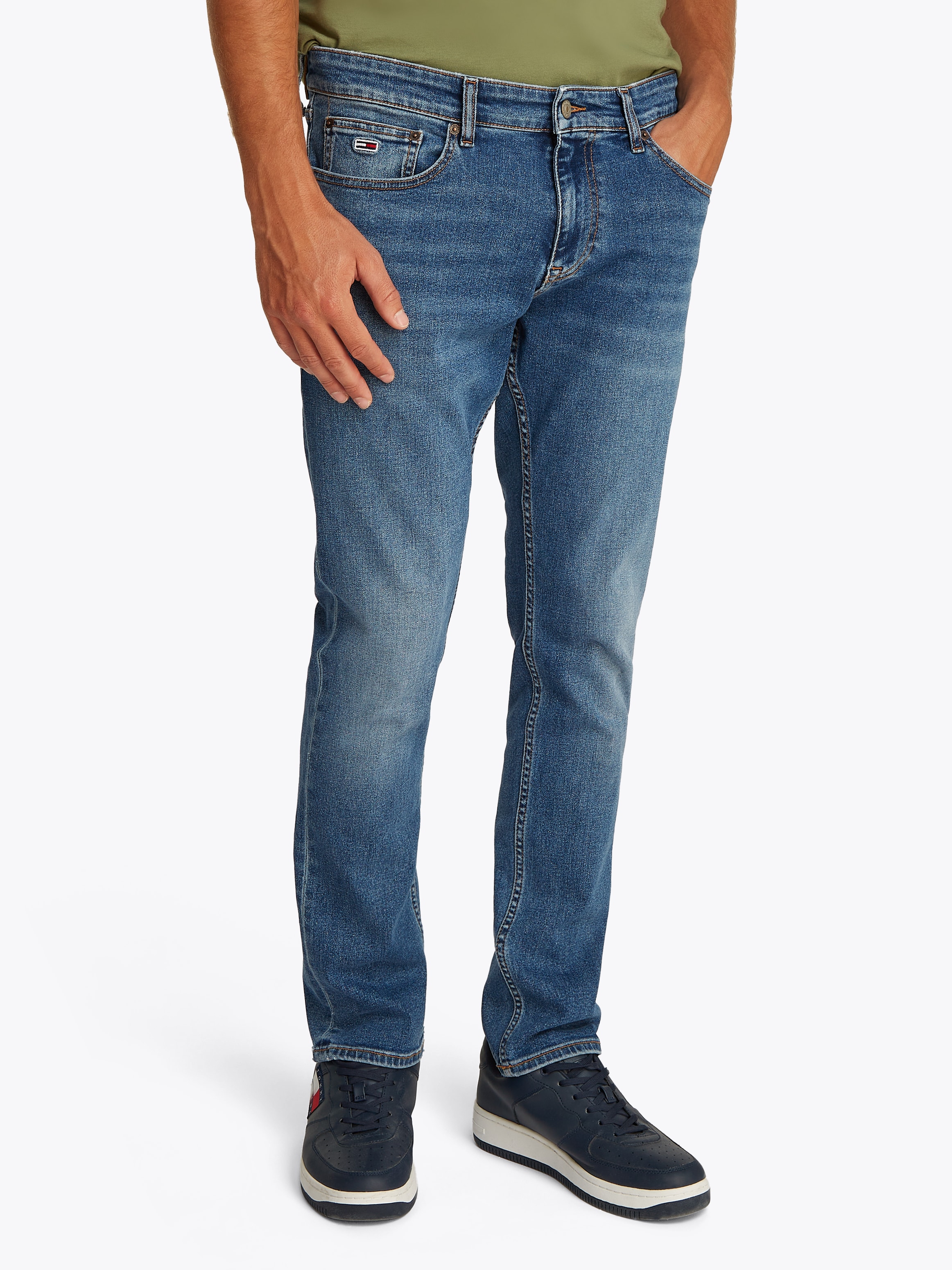 Tommy Jeans Gerade Jeans »Scanton Slim«, Mit Markenlabel aus Leder hinten