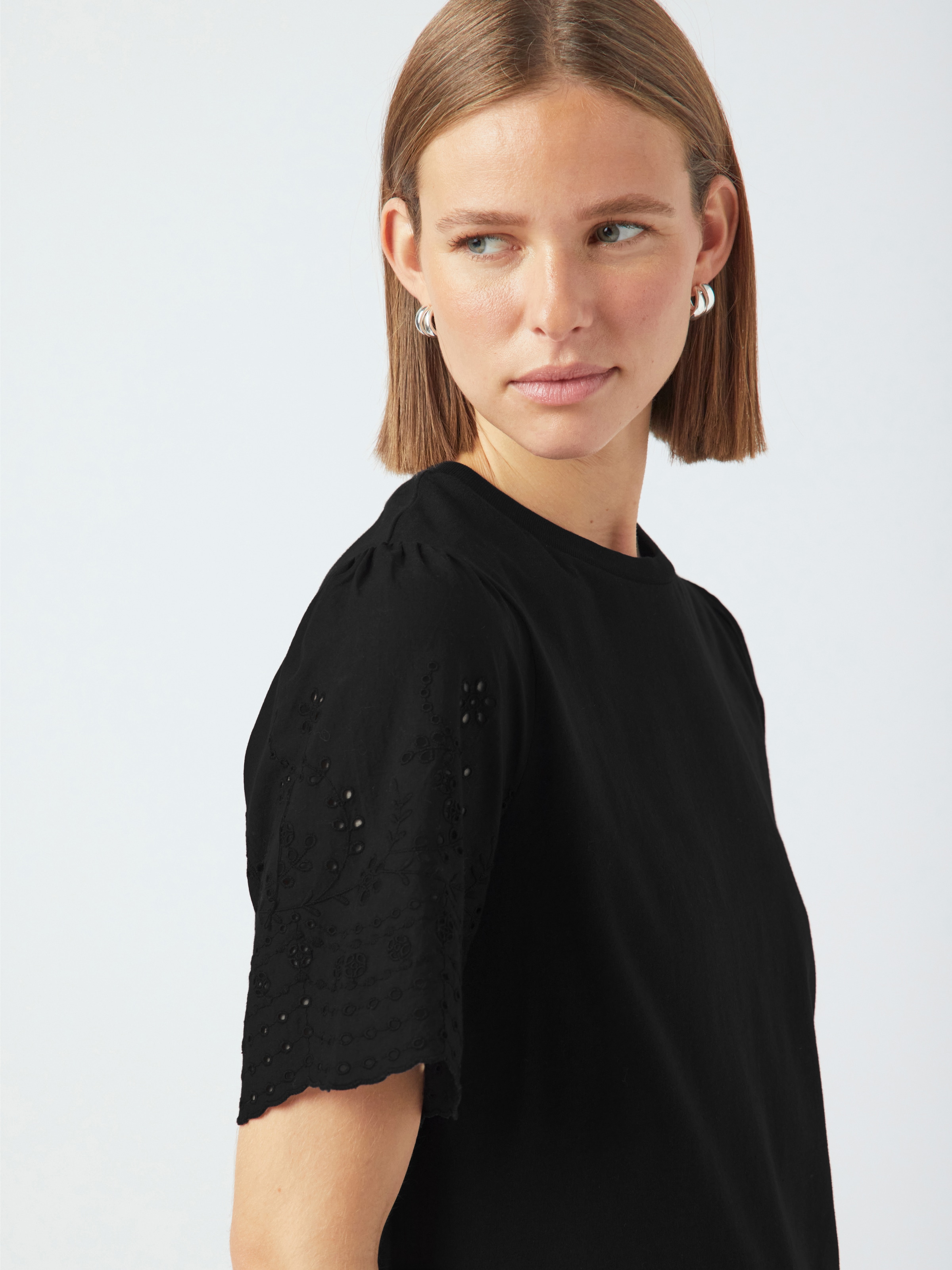 Y.A.S T-shirt à manches courtes »YASLEX SS TOP W. EMB SLEEVES S. NOOS«, mit Lochstickerei
