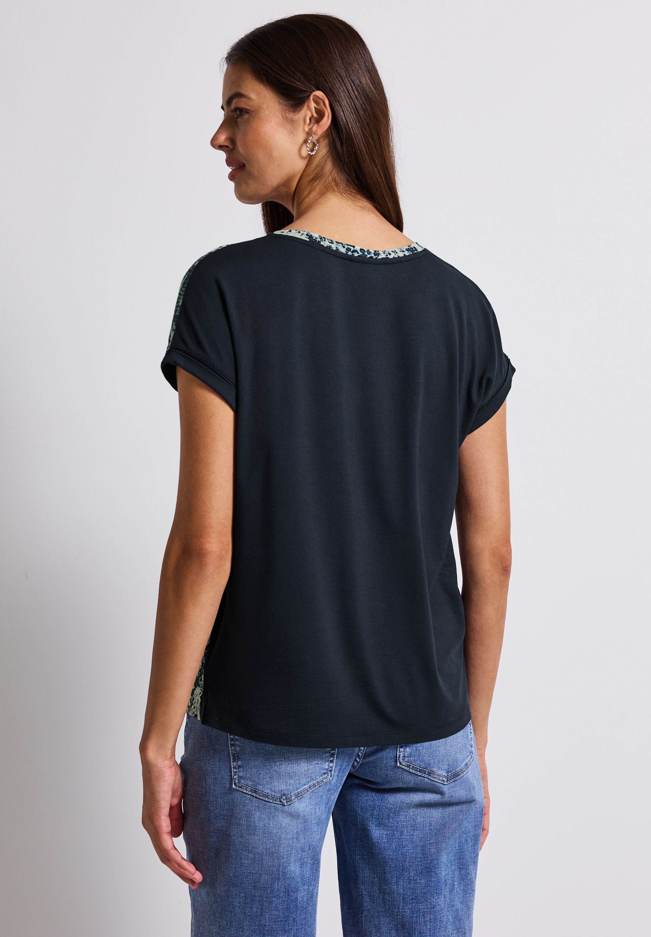 STREET ONE Shirttop, mit gemusterter Front aus Viskose und V-Ausschnitt