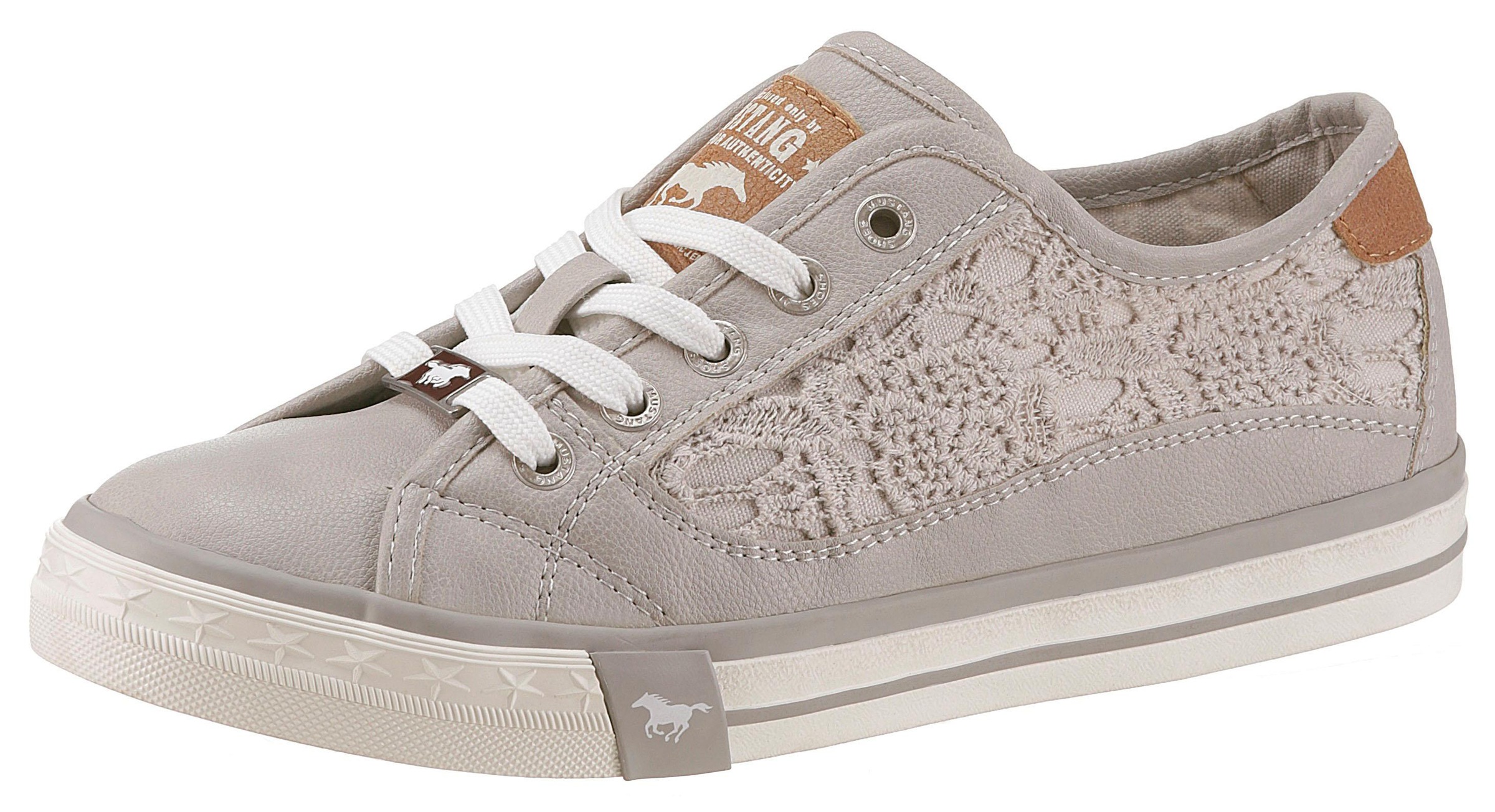 Image of Mustang Shoes Sneaker, mit sommerlicher Blütenapplikation bei Ackermann Versand Schweiz
