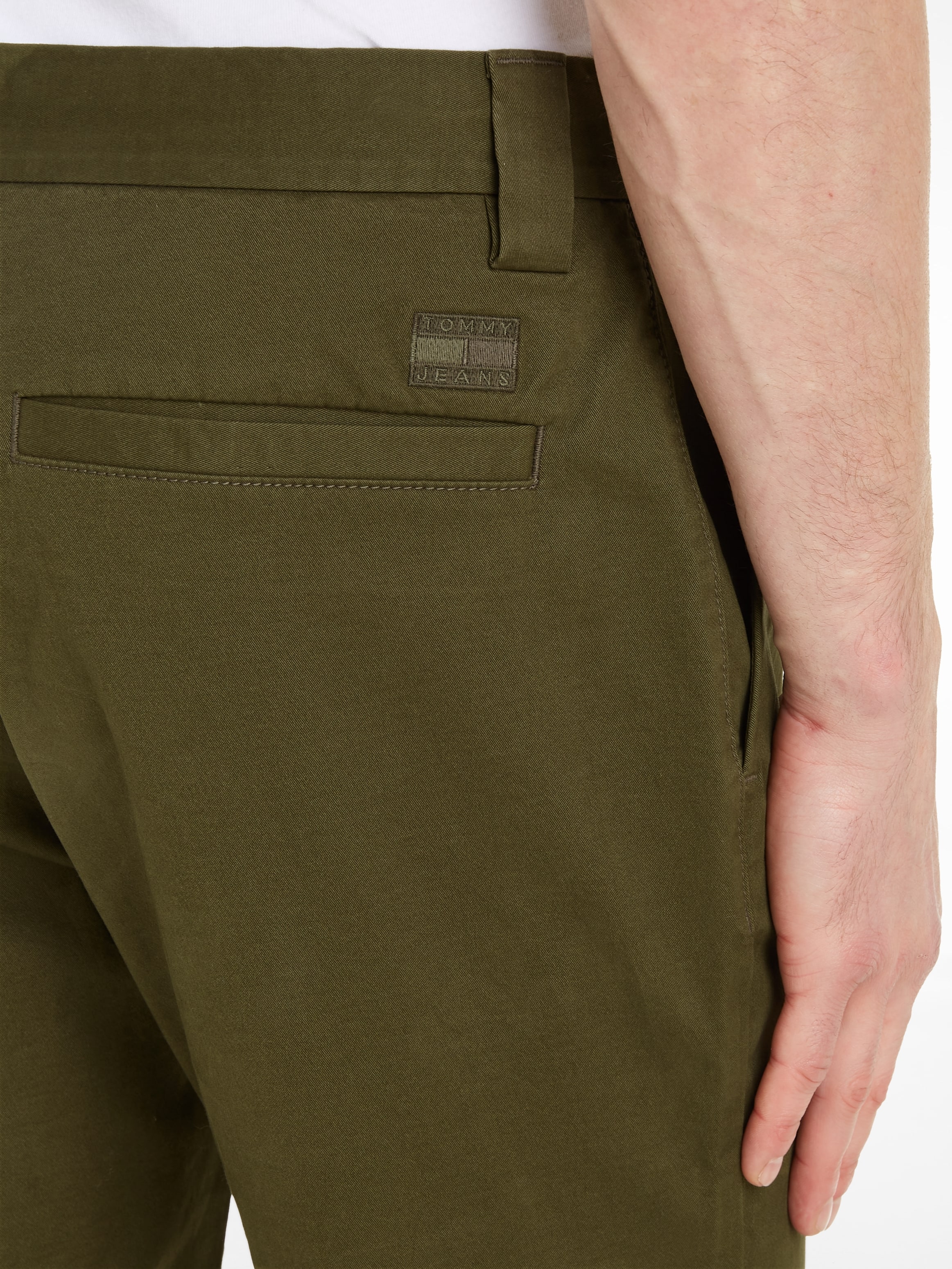 Tommy Jeans Chinohose »TJM DAD CHINO«, mit Logobadge