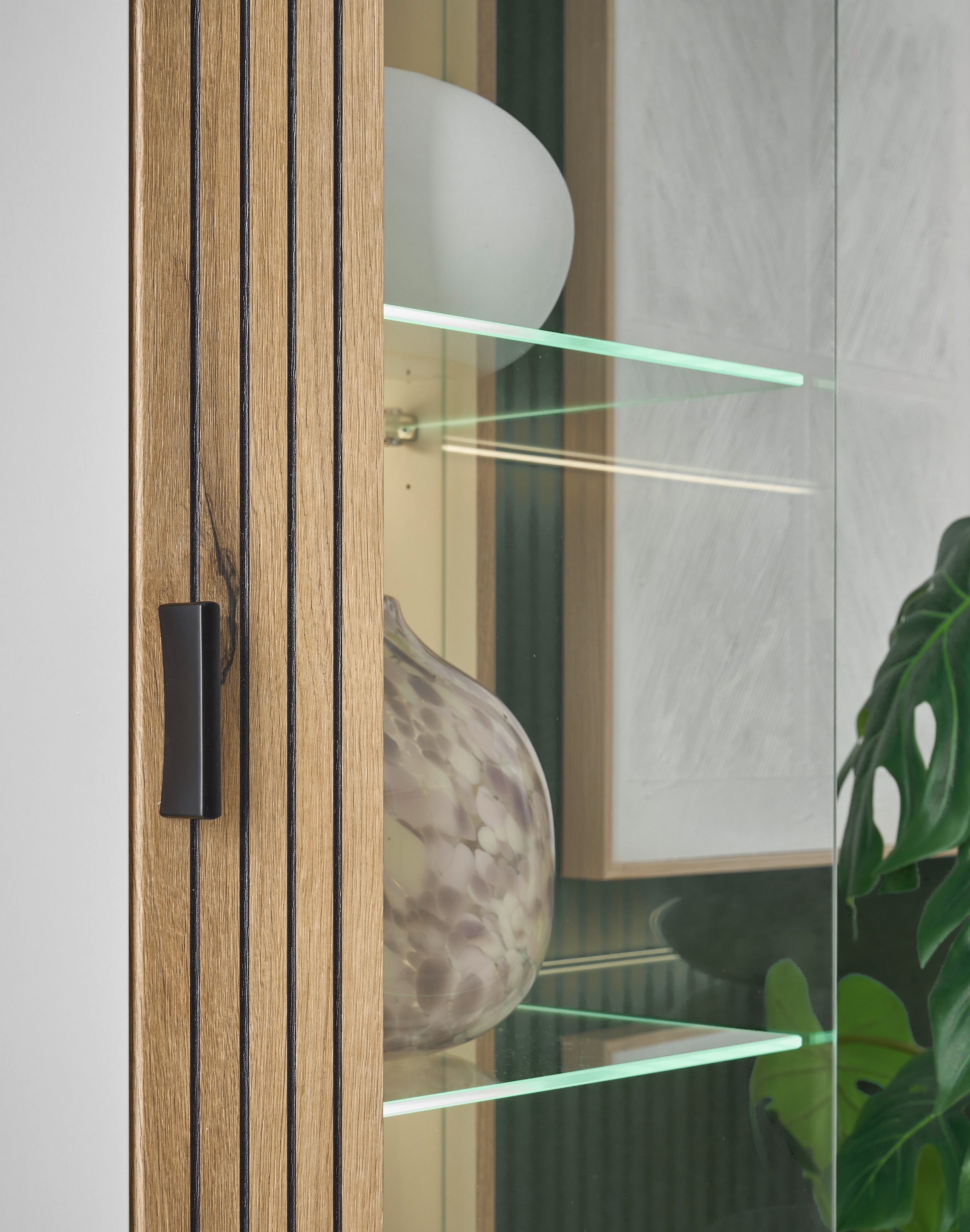 INOSIGN Vitrine »Hudson, Stauraumvitrine«, in moderner Trendfarbe, Griffe aus Metall (Schwarz), Höhe 180 cm