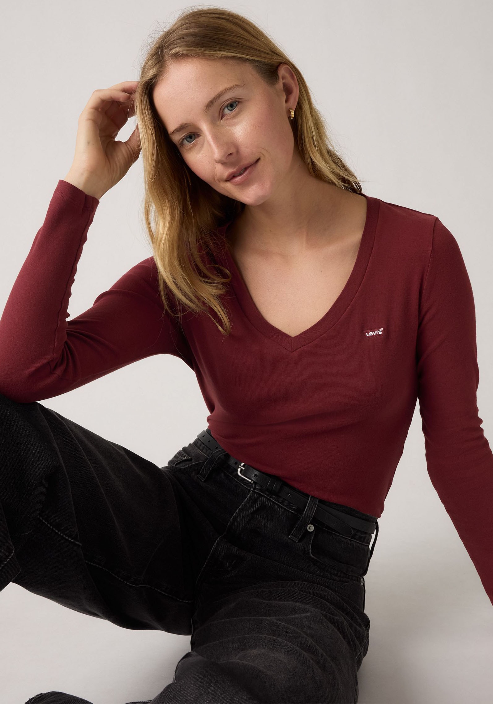 Levi's® Langarmshirt »ESSENTIAL HM LS VNECK«, mit Logo Stickerei