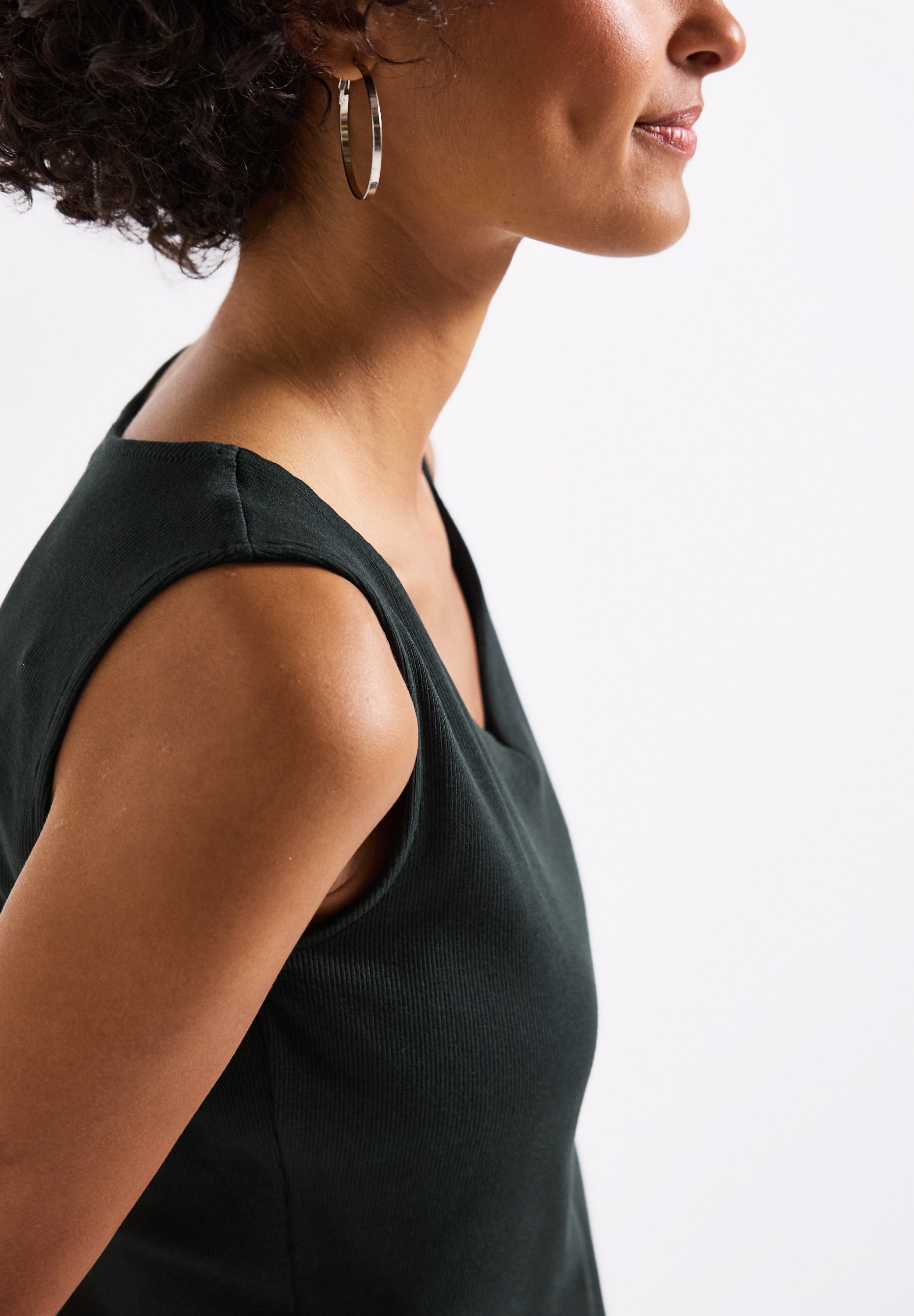 STREET ONE Shirttop »GANIA«, mit Herzausschnitt und Stretch