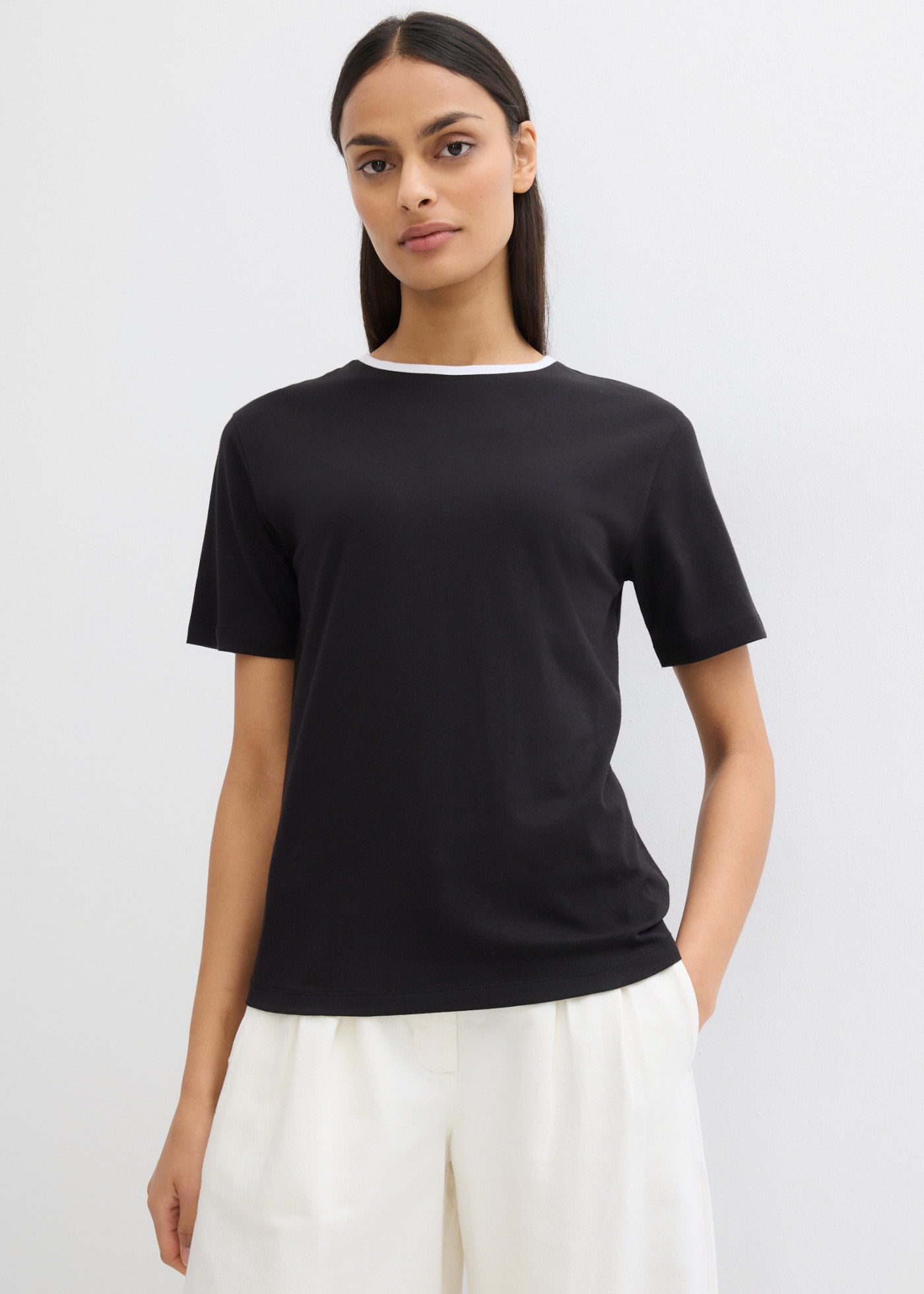 Image of bonprix T-Shirt leicht definierte Passform, kontrastfarbiger Halsausschnitt