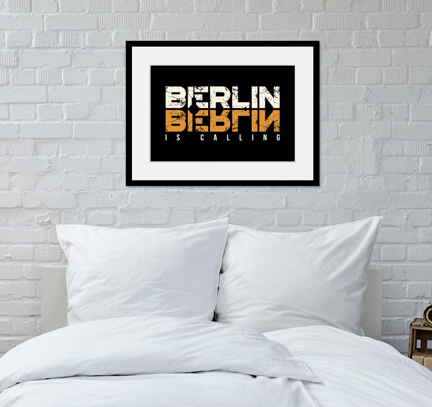 Image of queence Bild "BERLIN IS CALLING" Berlin Deutschland Gebäude Schriftzug Stadt Städte 1 Stk. tlg. HD Premium Poster-Druck inkl. Holzrahmen
