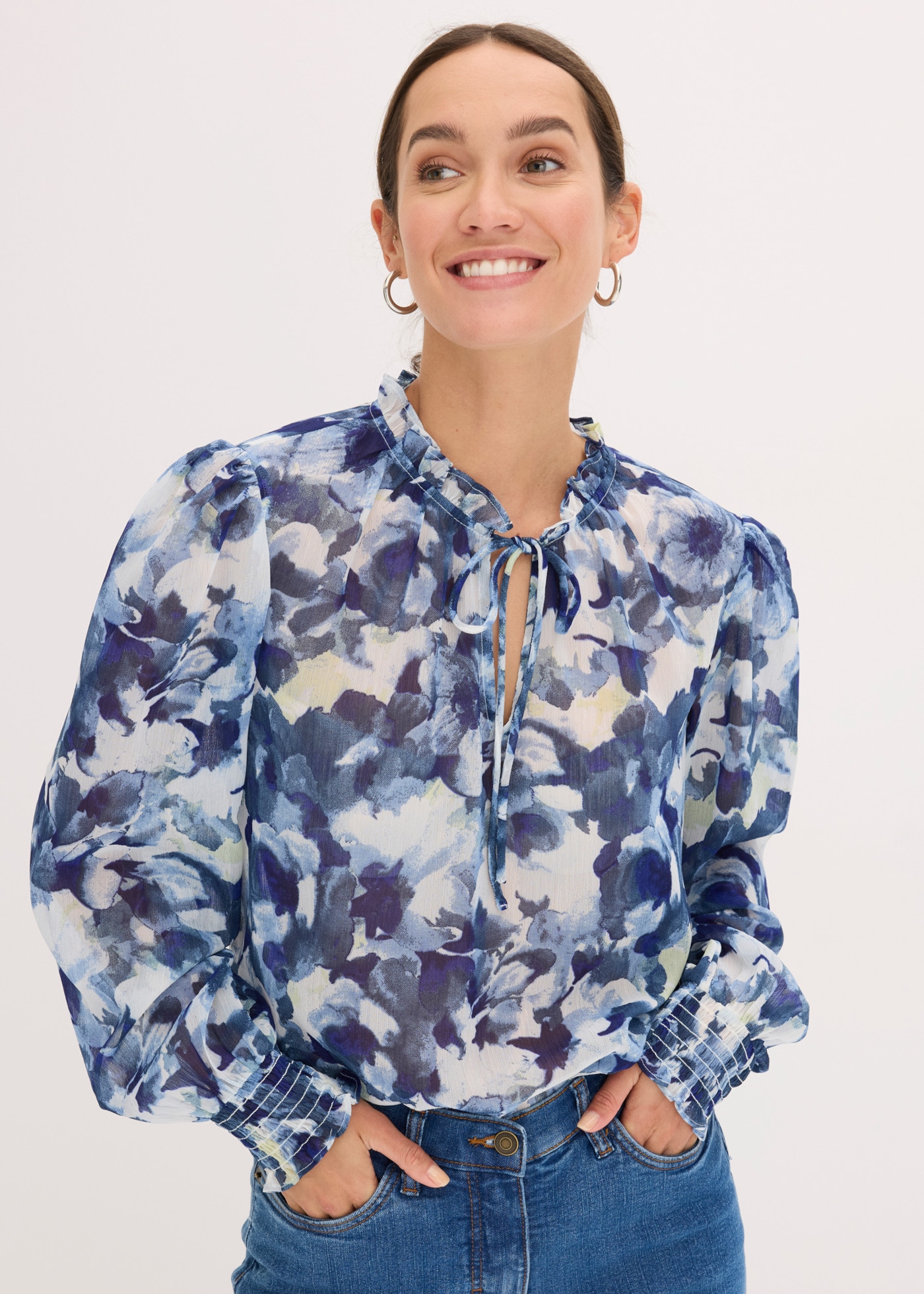 Image of bonprix Chiffonbluse mit floralem Print, figurumspielende Passform, ohne Kragen