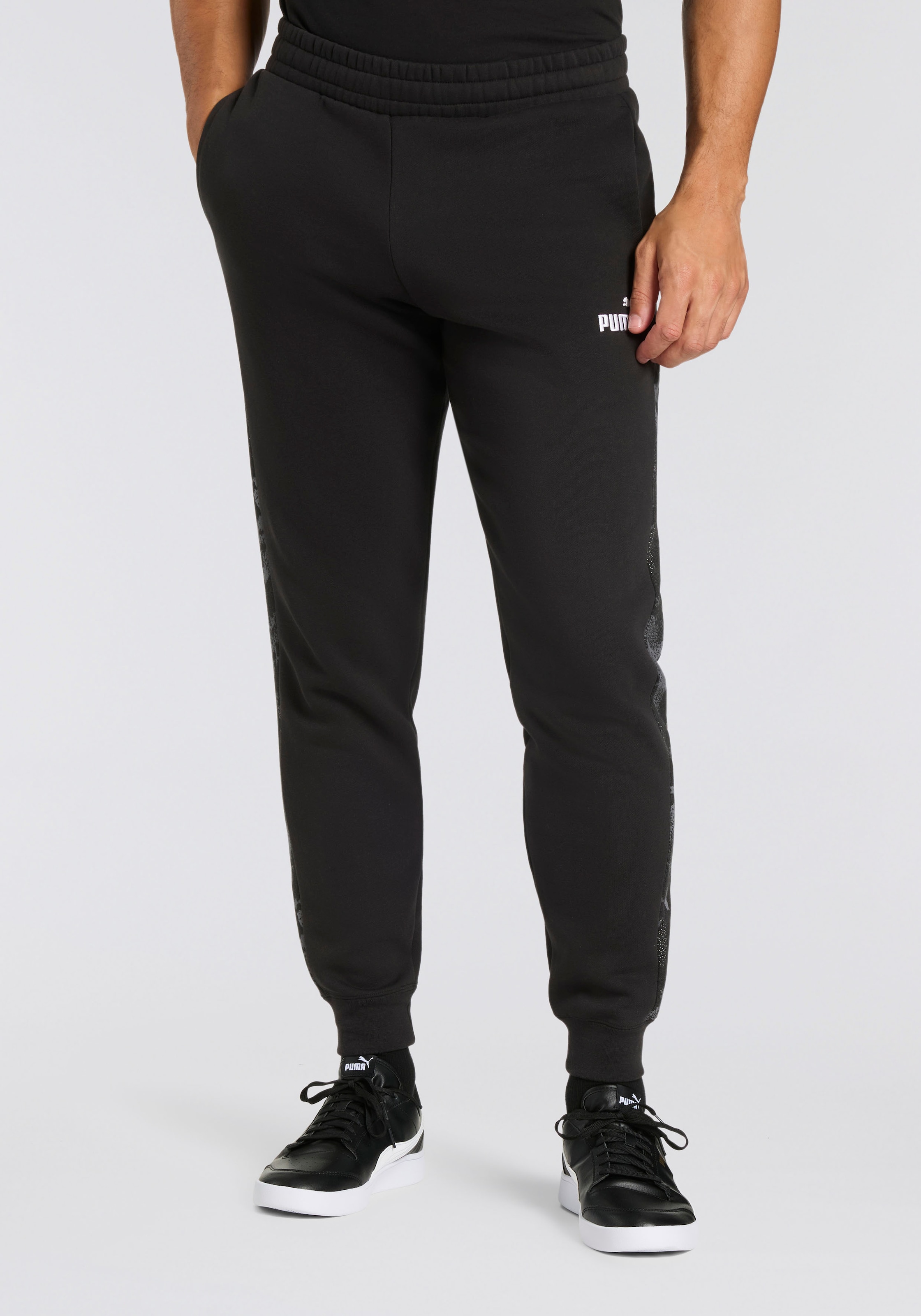 Image of PUMA Trainingshose "ESS CAMO SWEATPANTS FL CL" Regular Fit, mit Eingrifftaschen, sportlicher Stil