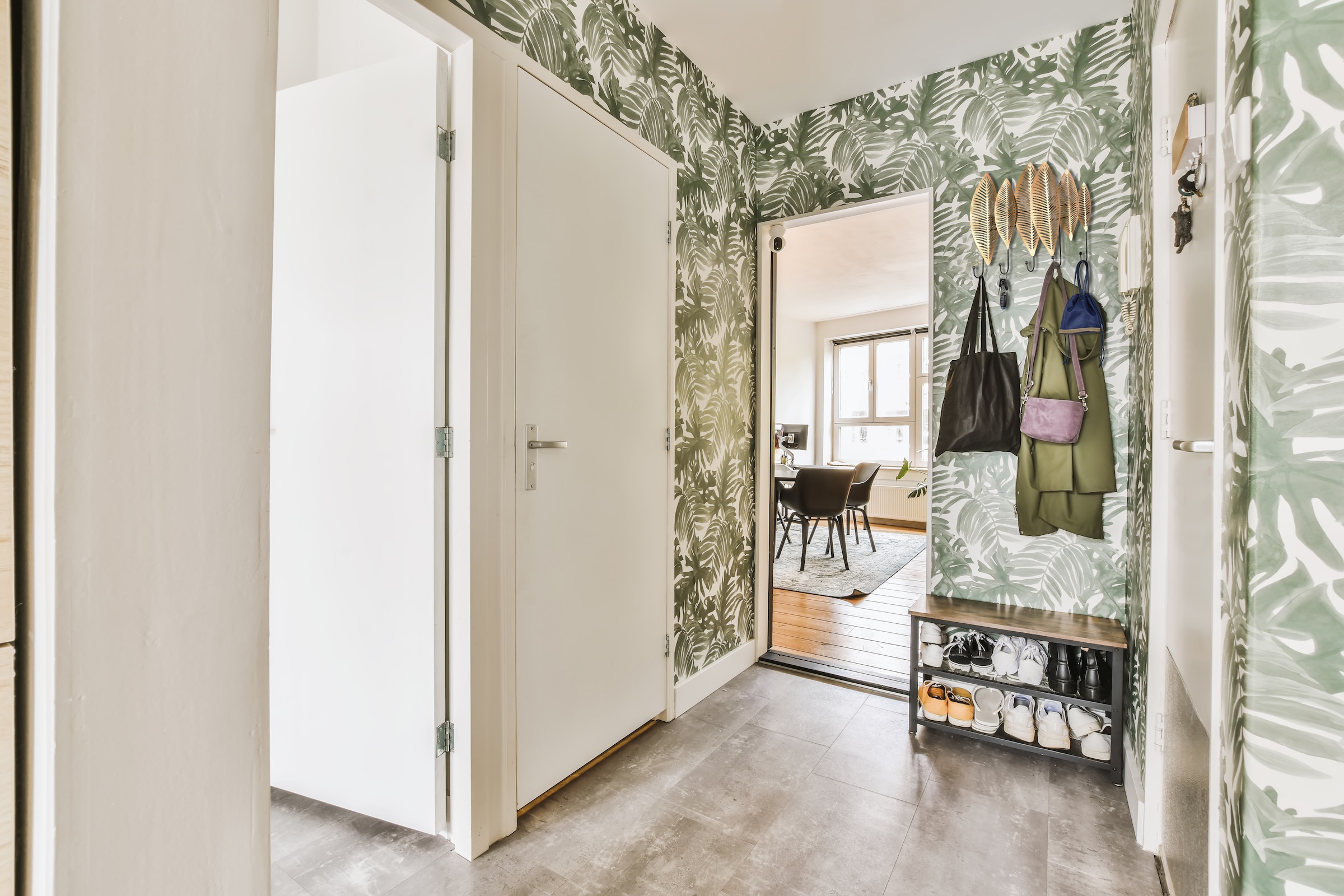 MIRRORS AND MORE Wandgarderobe »Alma« 1 Stk. tlg. Blatt-Design mit 5 Haken aus Metall