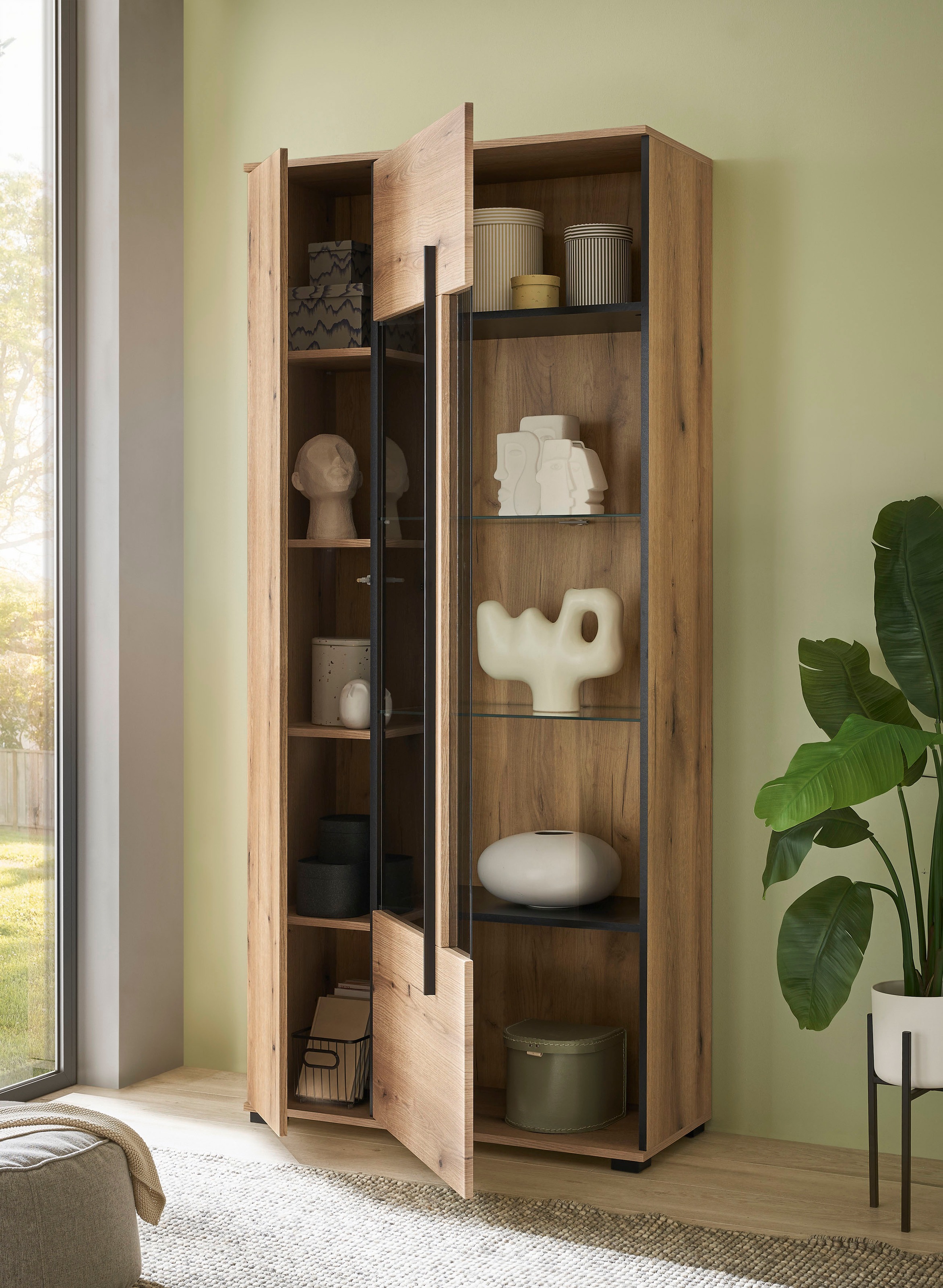INOSIGN Vitrine »Cantara, Vitrinenschrank in Eiche Evoke oder weiss, Standvitrine«, schwarzer Stangengriff, ausreichend Stauraum, vielseitig einsetzbar