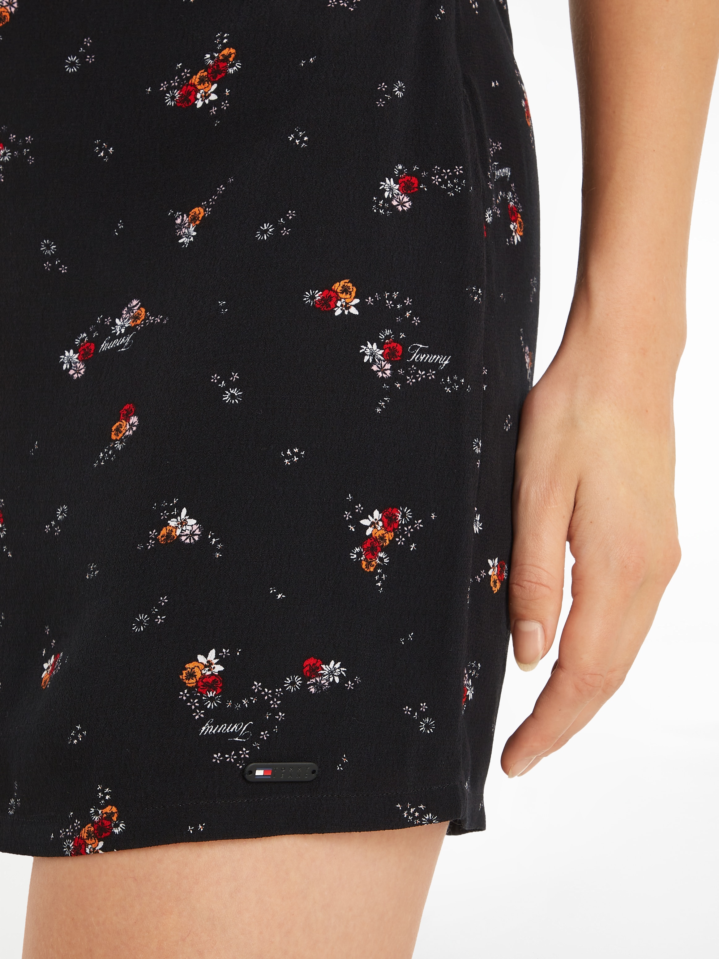 Tommy Jeans Blusenkleid »TJW BLACK FLORAL RACER DRESS«, mit Blumenprint, modische Racer Form