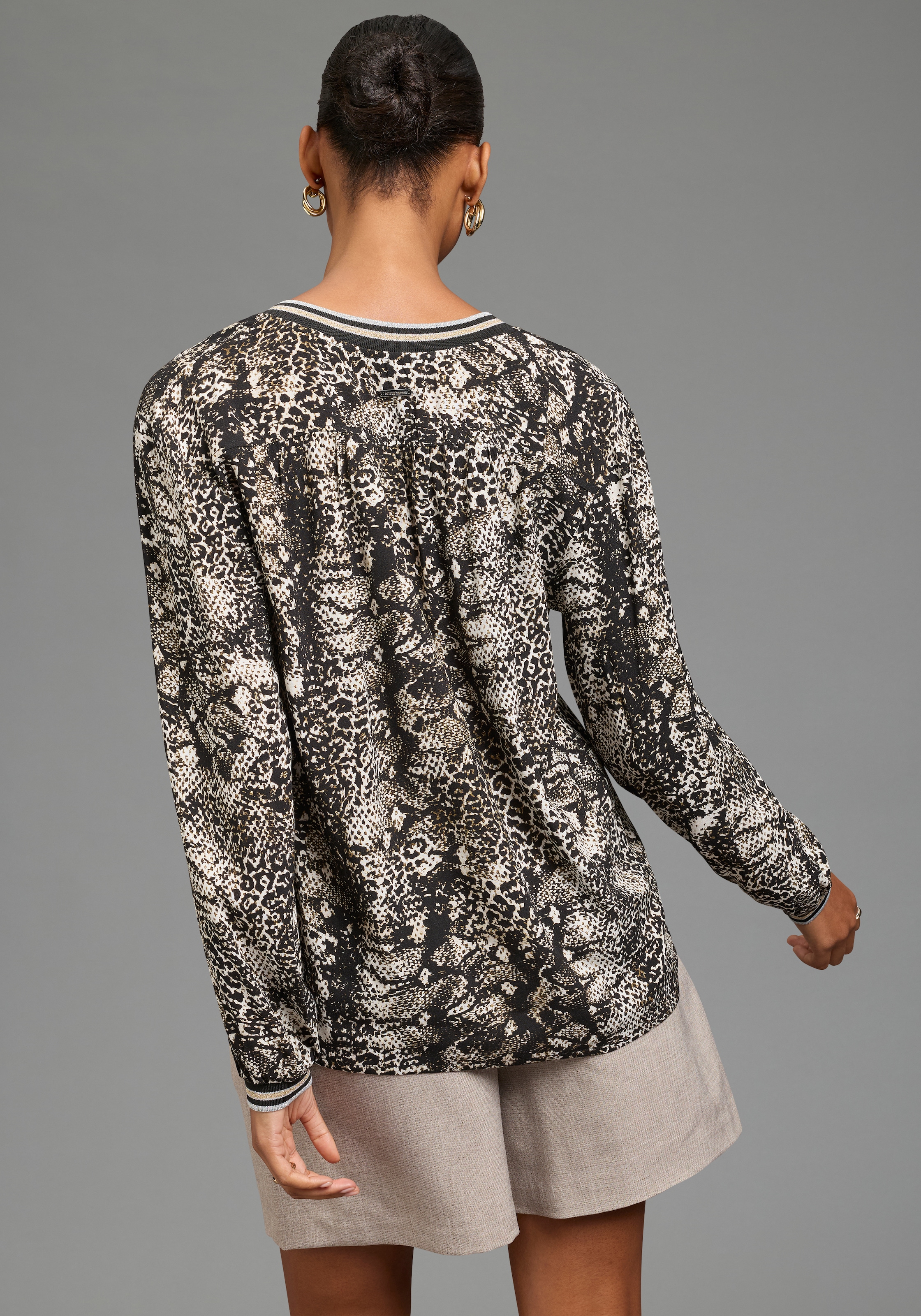 Bruno Banani Blouse à enfiler »mit glitzernden Streifenbündchen« avec imprimé animalier à la mode, longueur aux hanches et coupe flatteuse