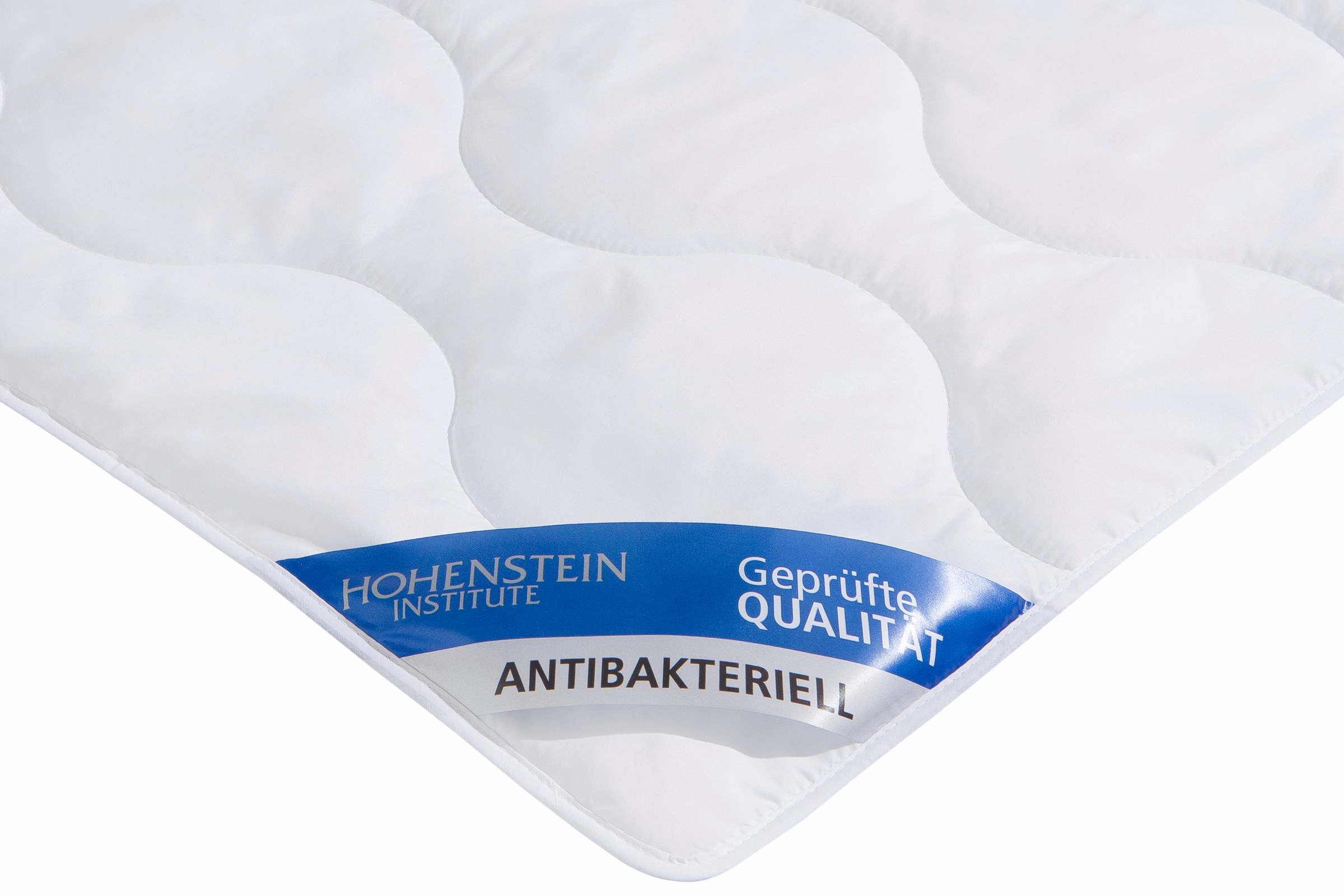 Wirkung Antibakteriell mit (1 geprüft*«, Bezug günstig kaufen »Bettdecke von Hohenstein Jekatex Füllung wurde die Polyestergewebe, auf Kunstfaserbettdecke St.), Microfaserbezug antibakterielle Polyester, durch mit Füllung Aegis-Technologie