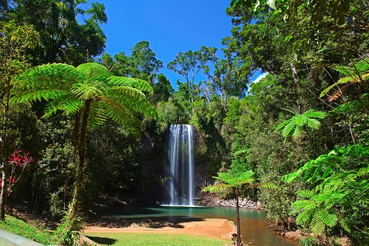 Image of Papermoon Fototapete "TASMANIEN LAGUNE MIT WASSERFALL"