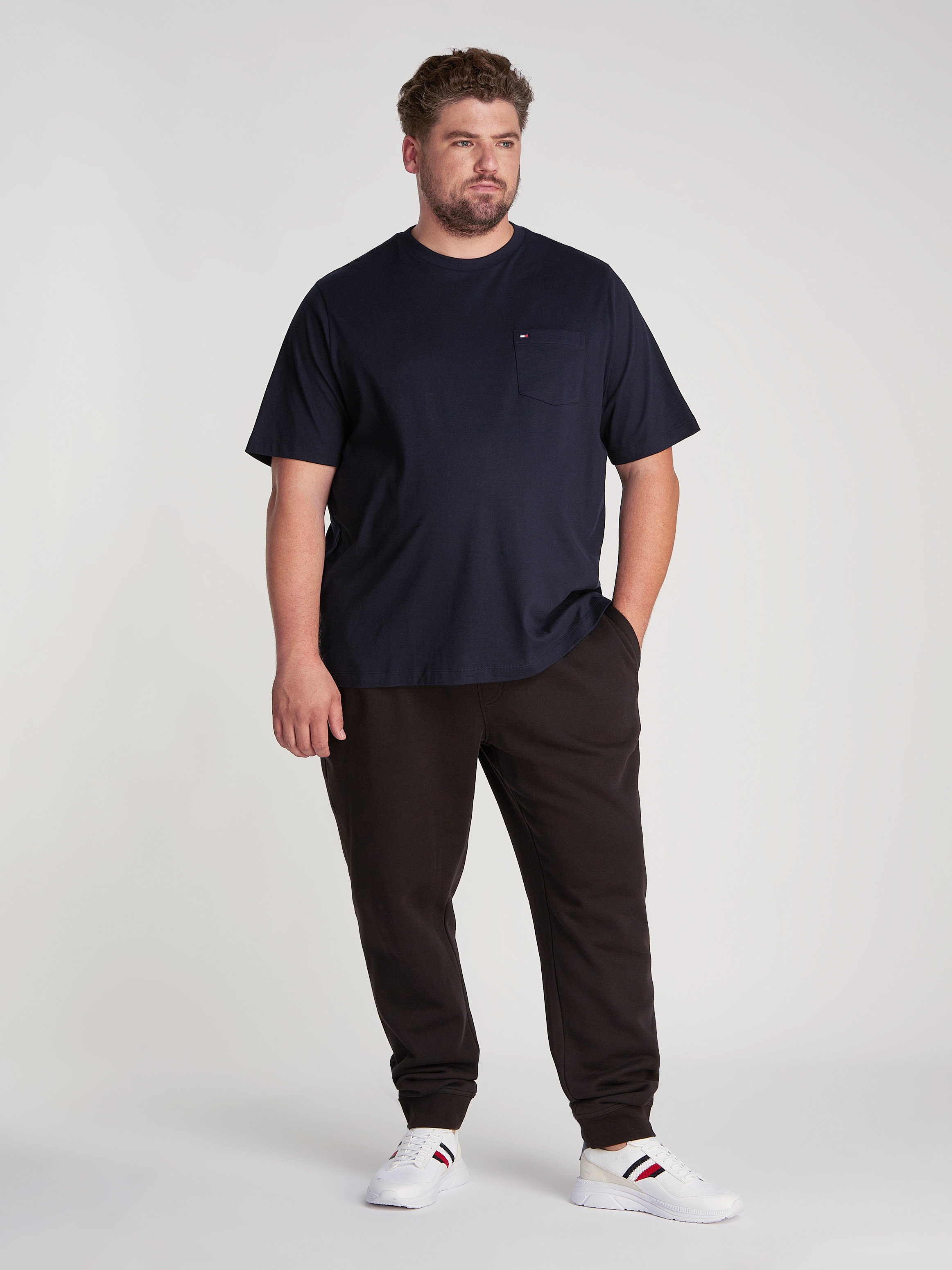 Tommy Hilfiger Big & Tall Rundhalsshirt »BT-ESSENTIAL SOLID POCKET TEE-B«, in Grosse Grössen, Logostickerei