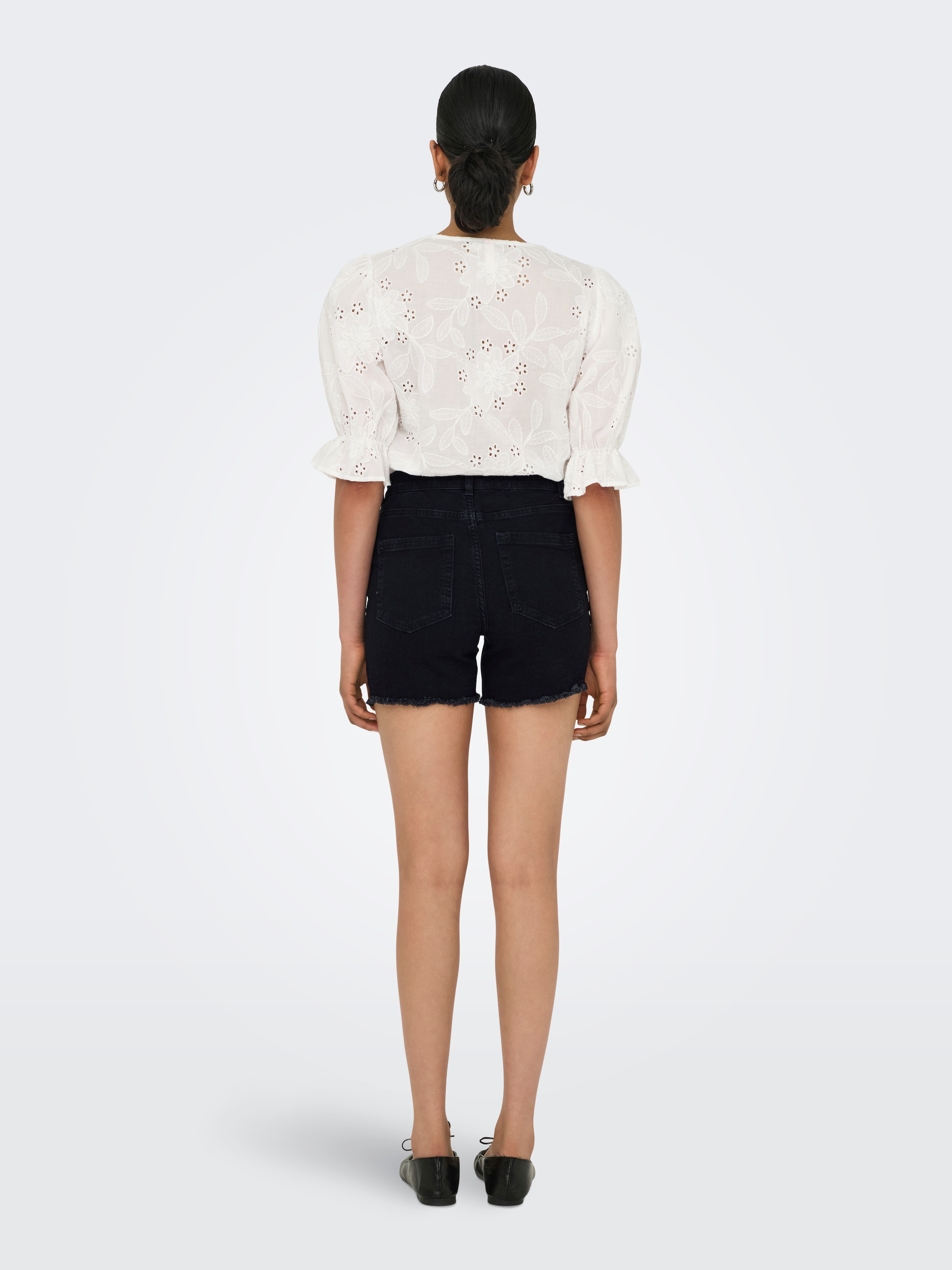 ONLY Short en jean »ONLLAURA MID WAIST SHORT RW BOX« mit ausgefranstem Saum