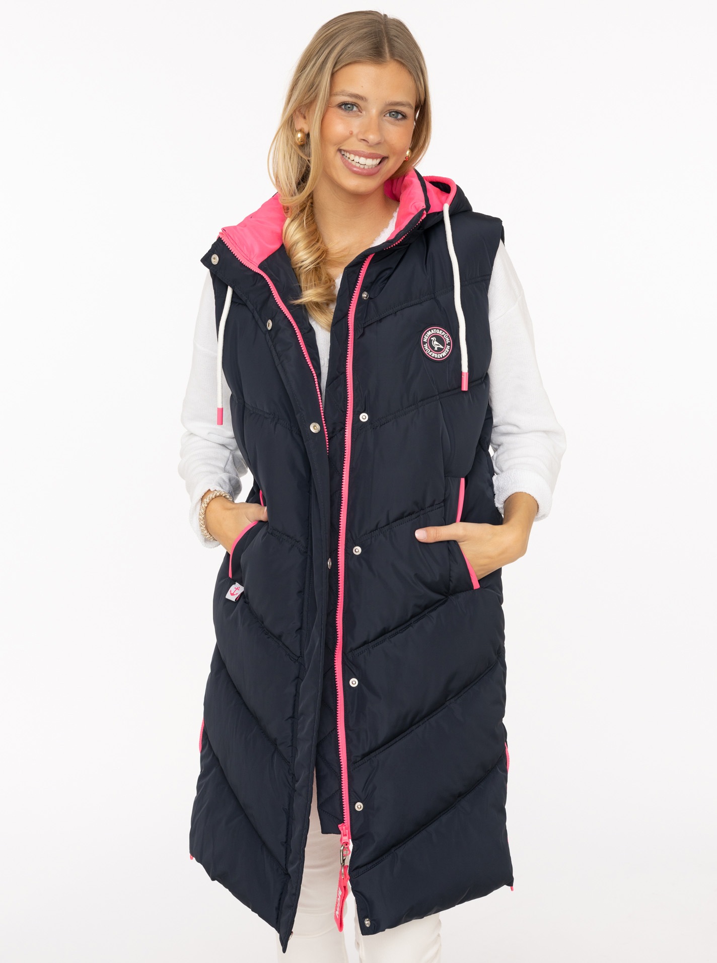 Image of Zwillingsherz Steppweste ""Heimatgefühl"" Kapuze, Details, Zipper und Taschen