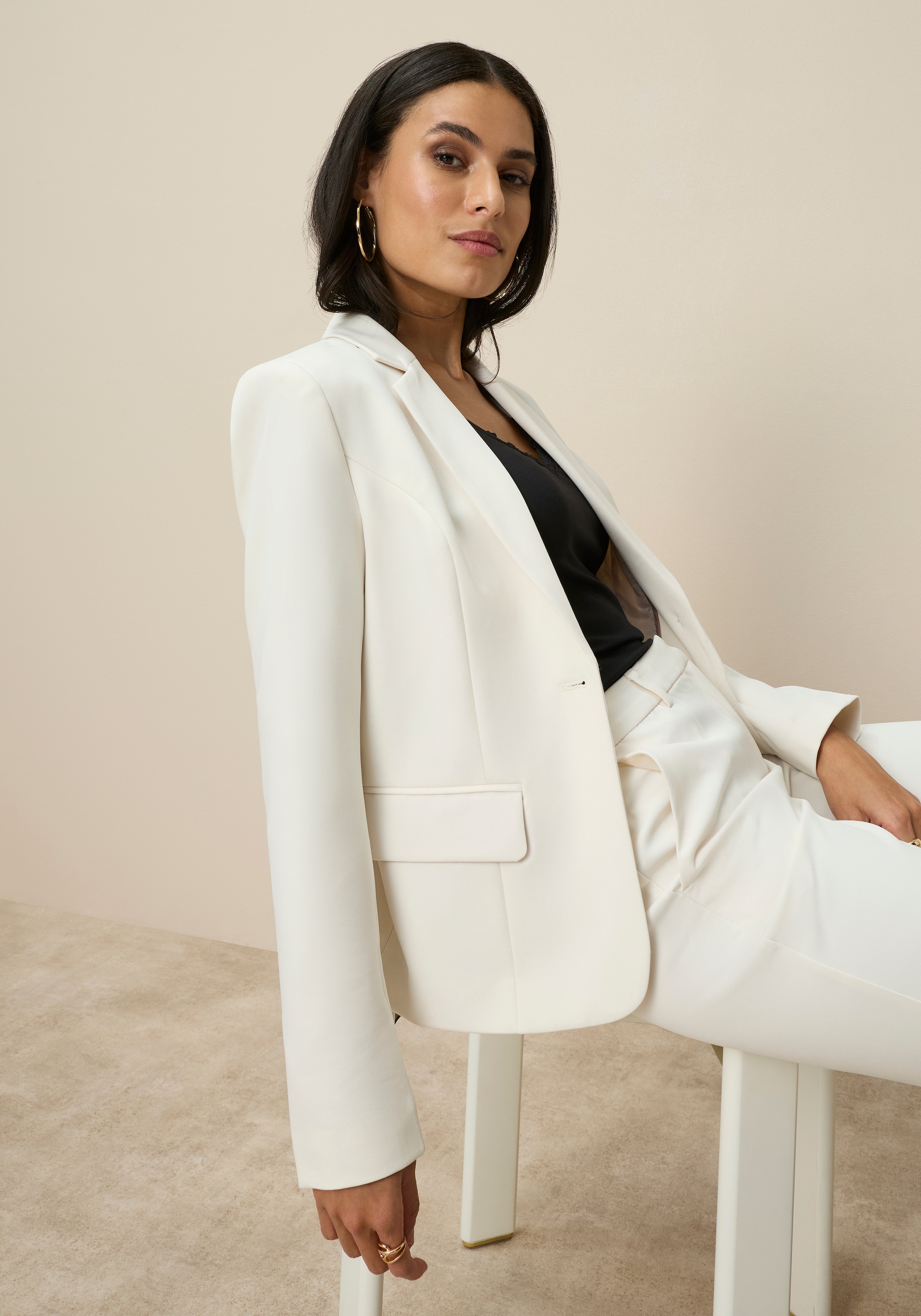 Tamaris Blazer court »mit figurbetonter Passform, weiche Stretchqualität« dans des couleurs tendance fraîches