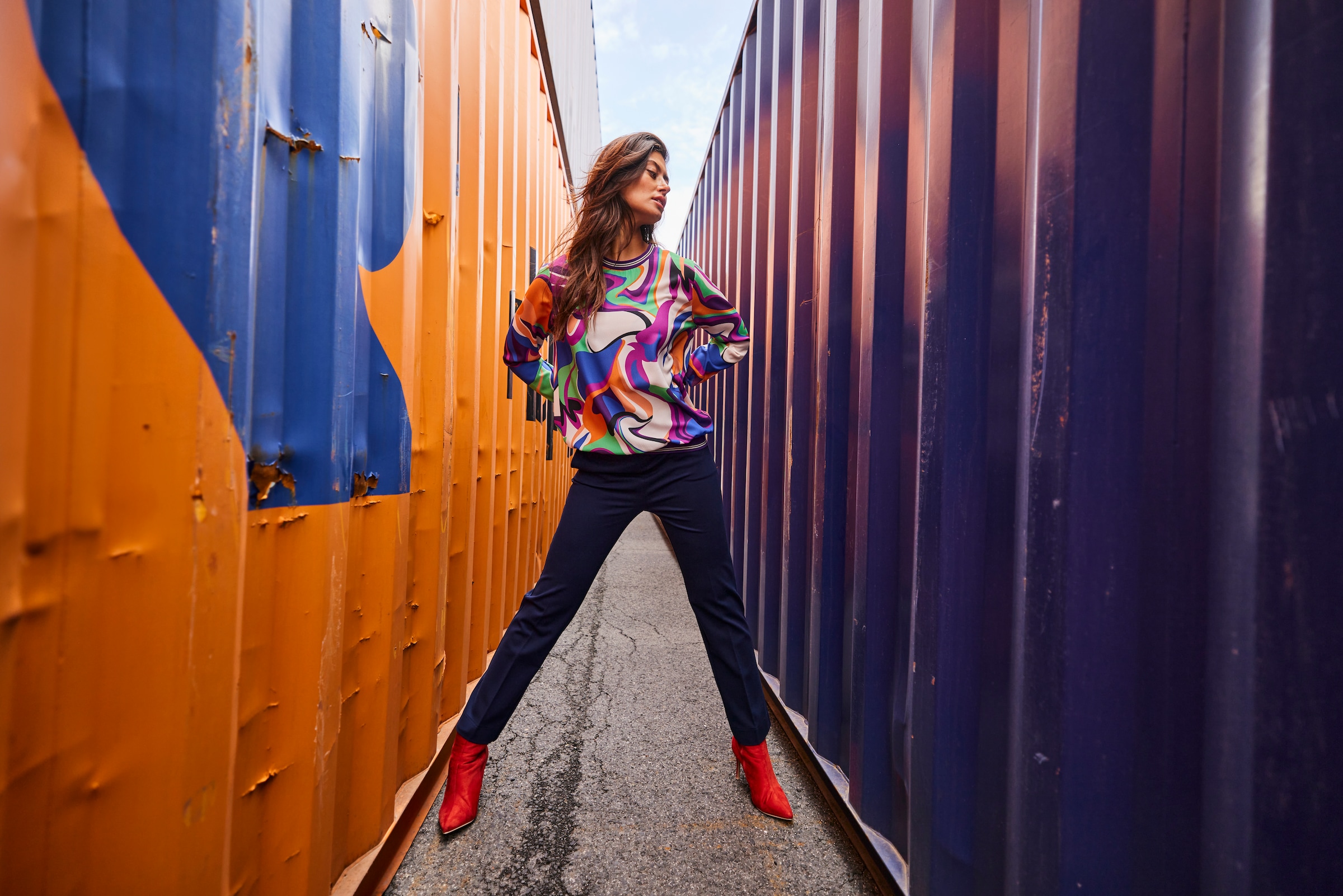 Aniston SELECTED Shirtbluse, mit farbenfrohem Print und Streifen auf den Bündchen