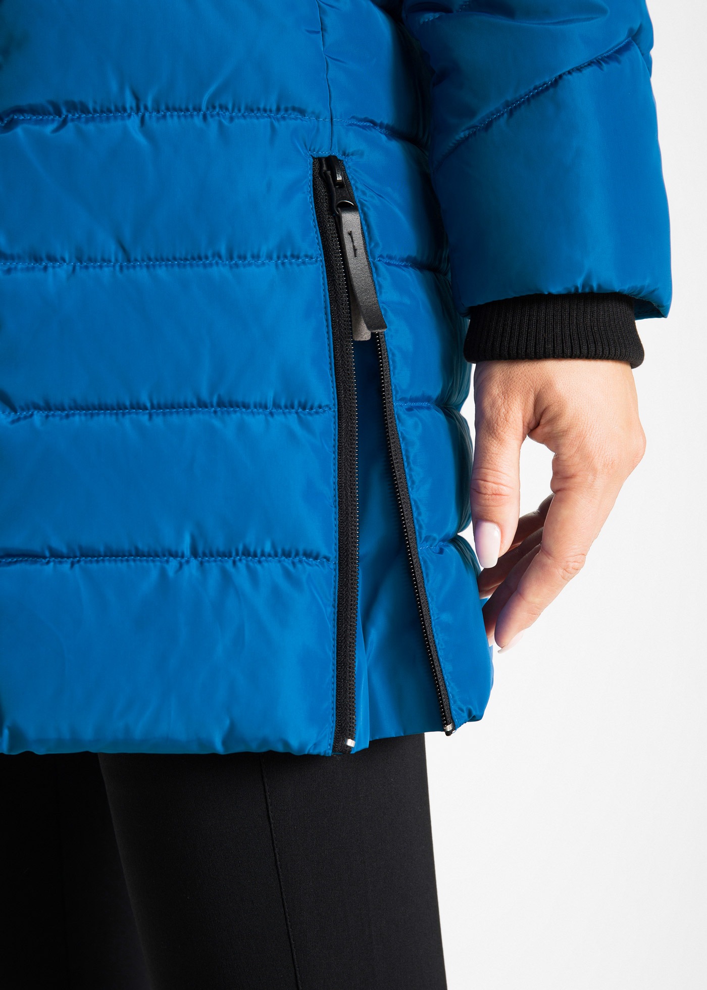 bonprix Veste matelassée »Winterjacke« avec capuche avec rembourrage, capuche amovible, facile d'entretien