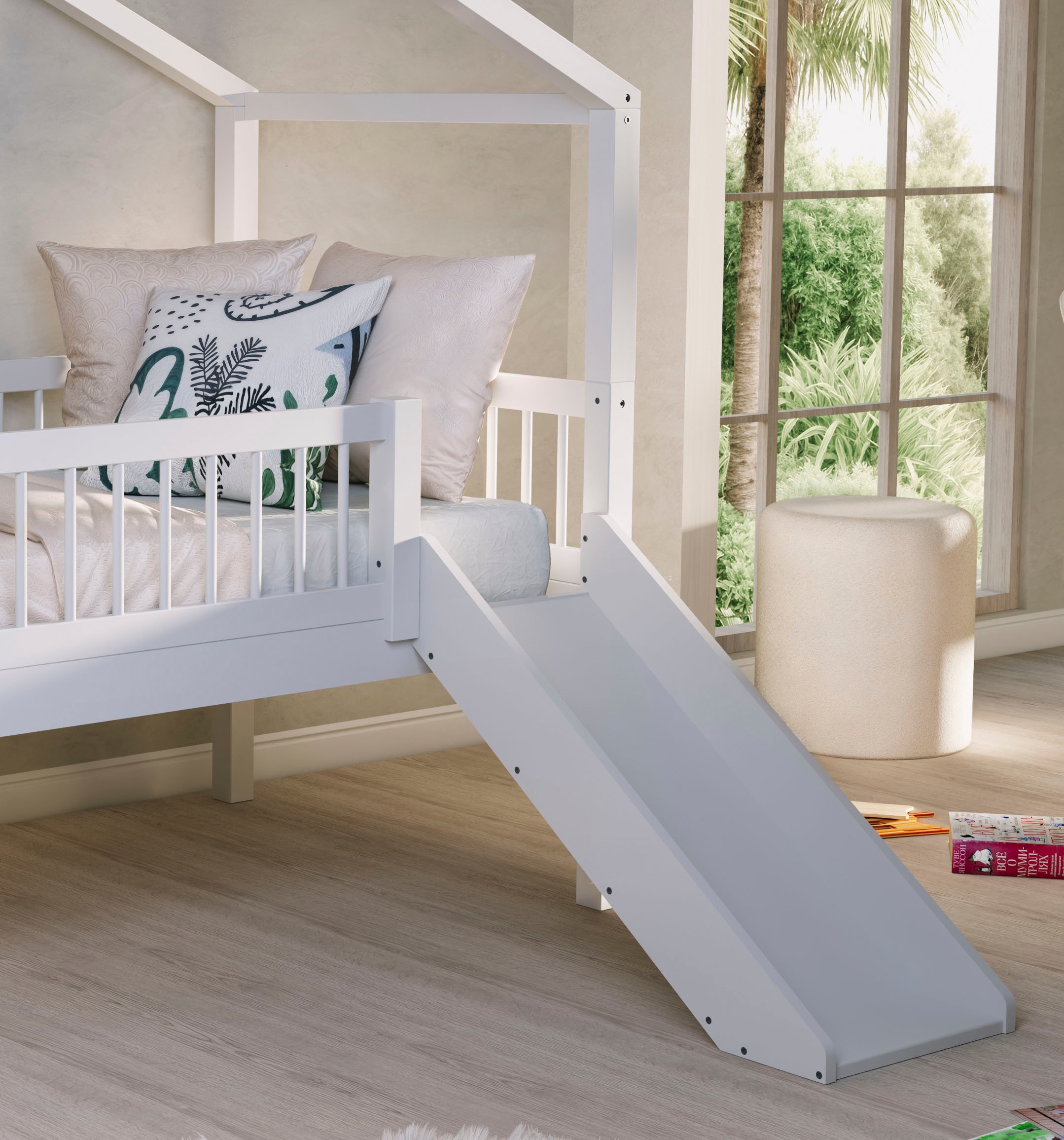 Vipack Lit de maison »Forrest ist ein hochwertiges Massivholz Haus Bett "Made in Europe"« Incl. sommier à lattes roulantes, structure de toit, protection anti-chute, échelle et toboggan,  au choix en chêne massif huilé ou hêtre massif laqué blanc