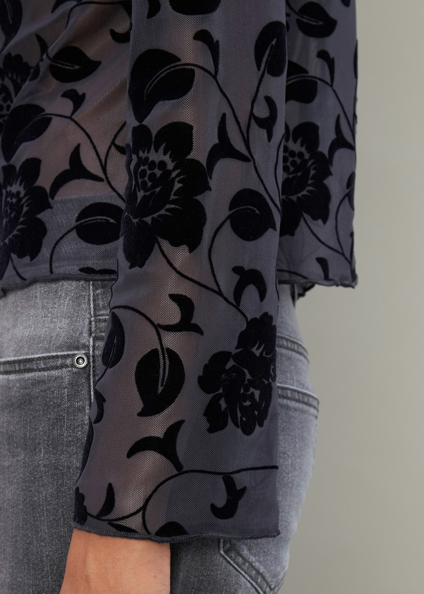 bonprix Langarmshirt »Langarmshirt mit leichter Transparenz« eng anliegende Passform, mit leichter Transparenz, mit Flock-Print