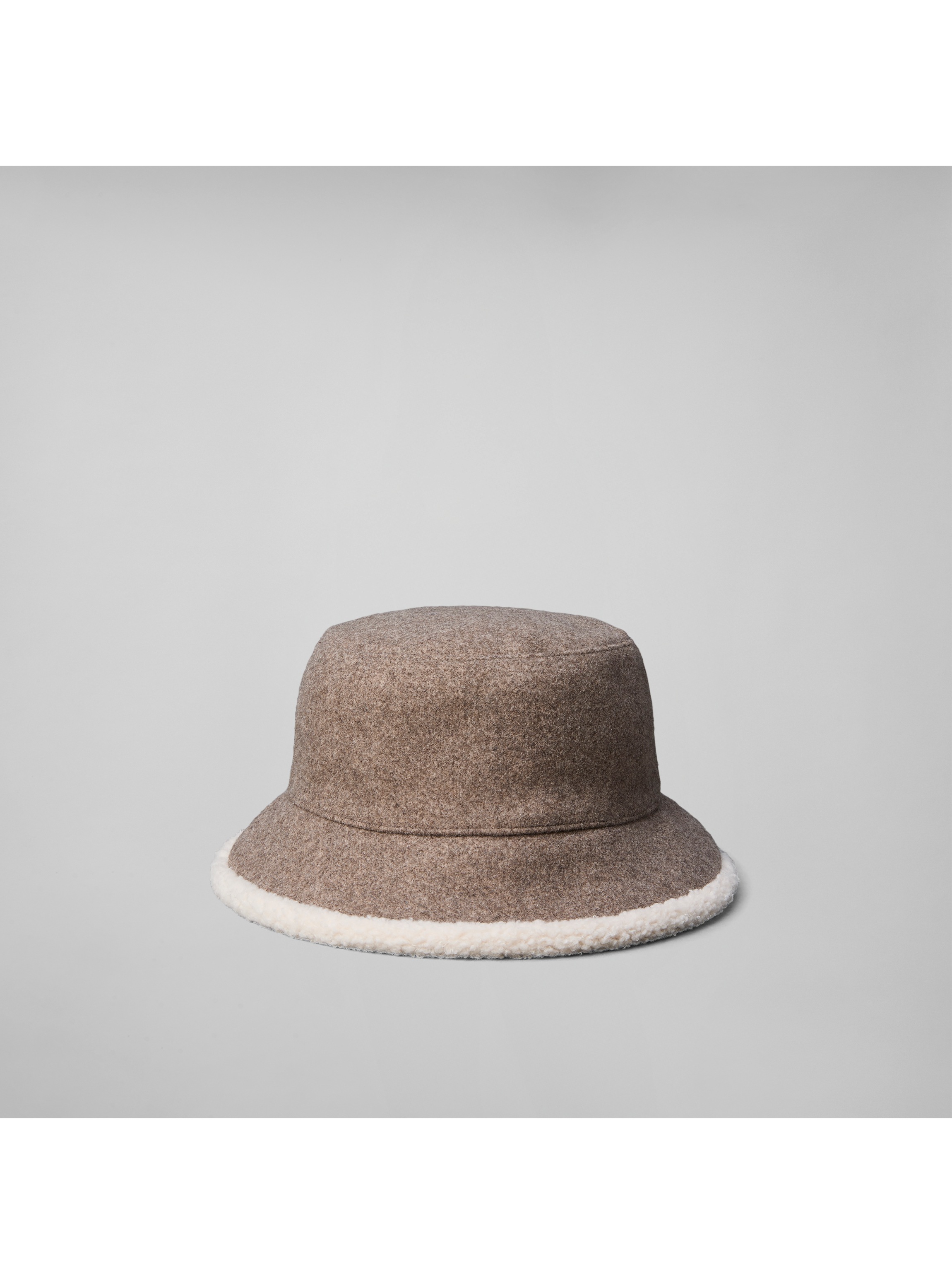 Calvin Klein Fischerhut "SHERPA FELT REVERSIBLE BUCKET" Regular fit mit aufgesticktem Markenlabel