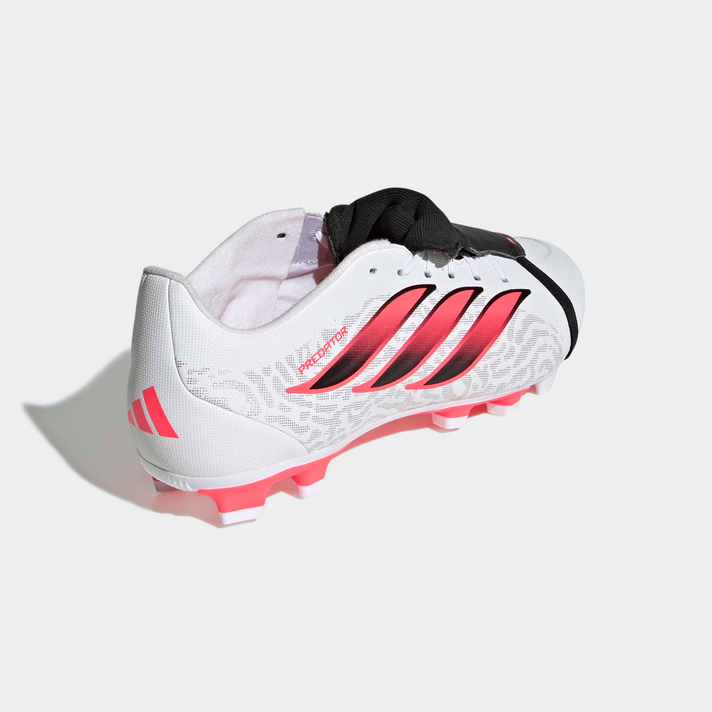 adidas Performance Chaussure de football »PREDATOR CLUB , UMSCHLAGBARE ZUNGE, FESTE / GEMISCHTE BÖDEN«  adapté à de nombreux types de sols