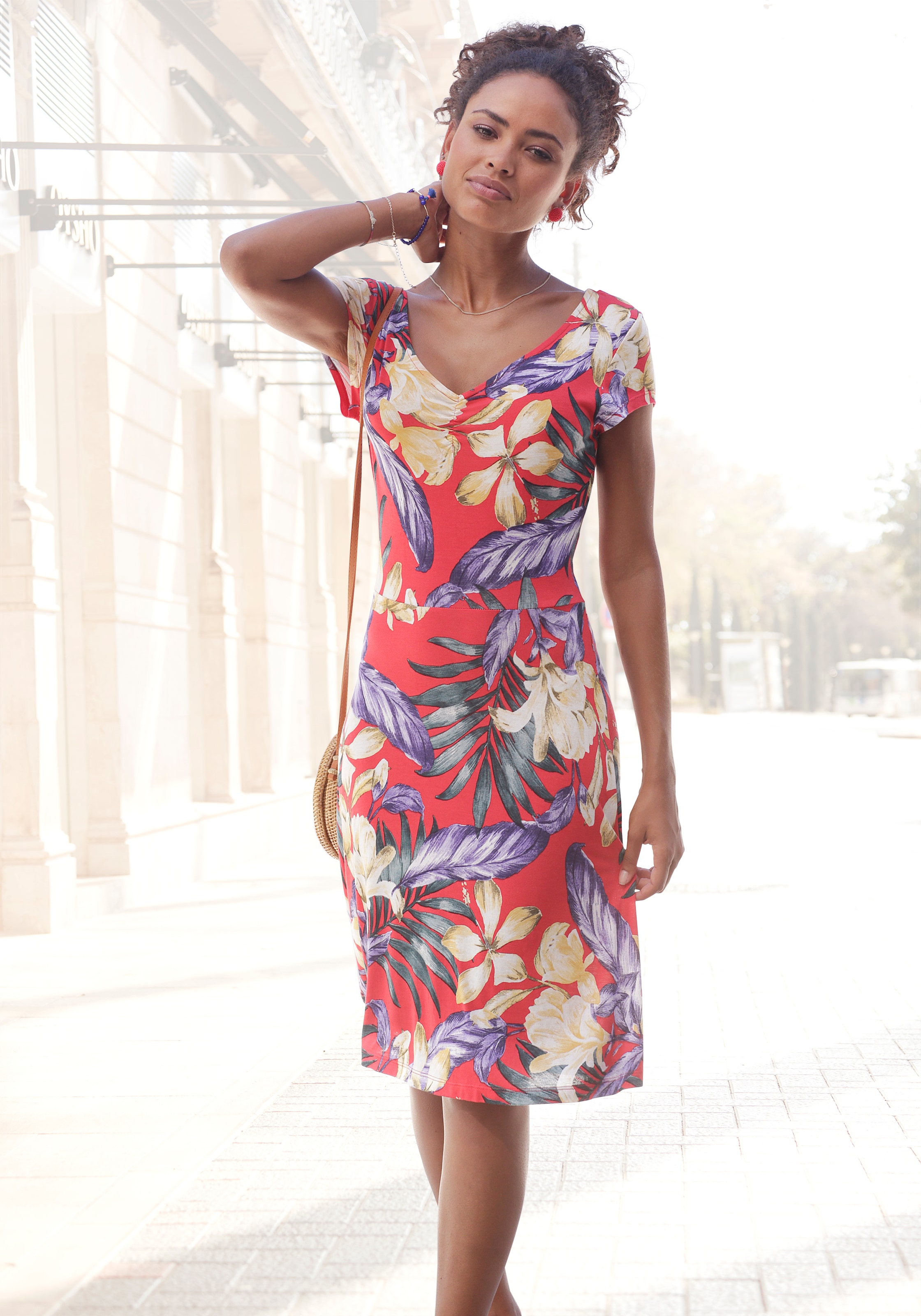 LASCANA Sommerkleid »mit V-Ausschnitt und Alloverdruck, Jerseykleid« Ohne Taschen T-Shirtkleid aus Jersey, leichtes Strandkleid, Viskosekleid