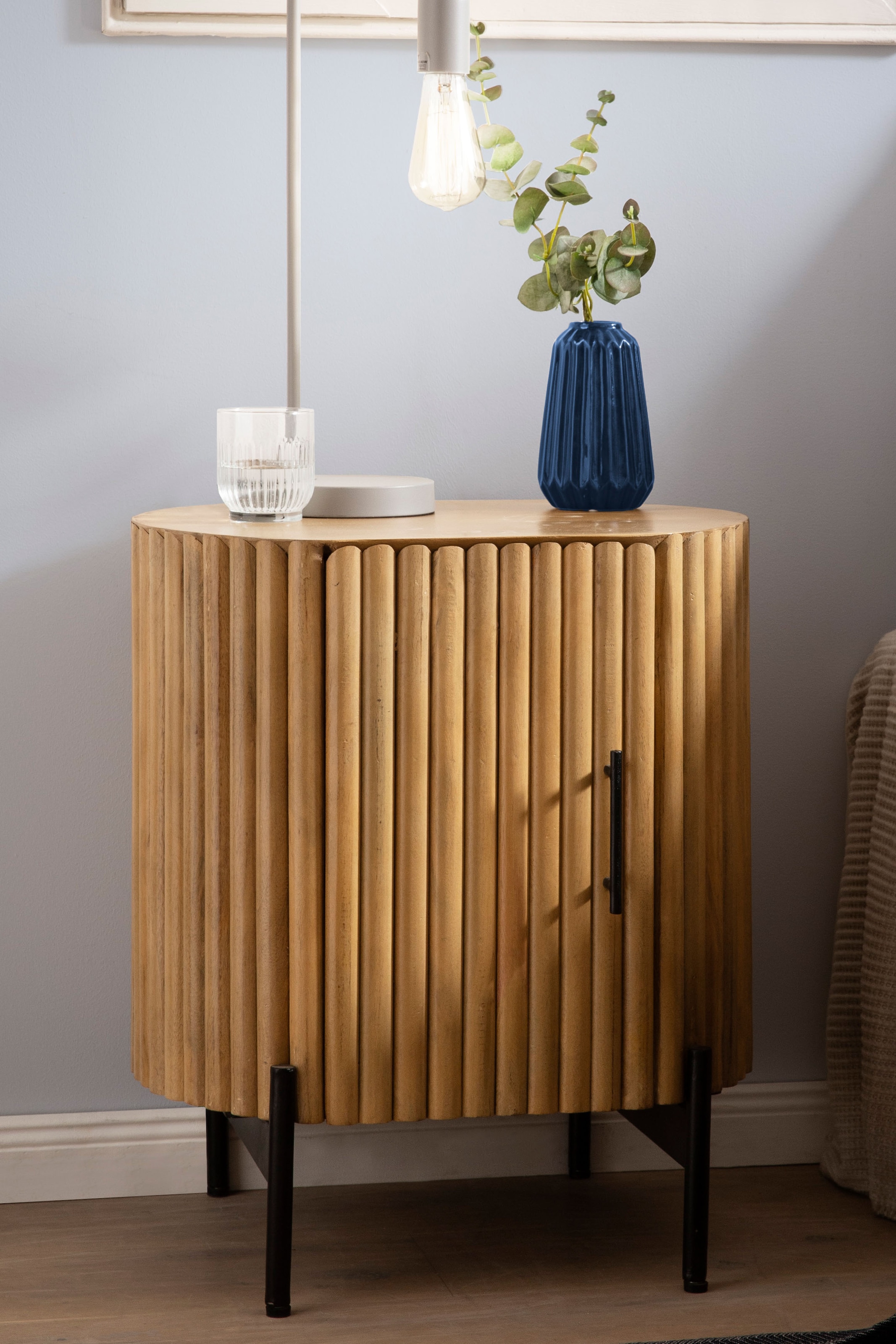SIT Nachtkommode »Nessebar aus Mangoholz mit Lamellen-Design & Metallfüssen« 1 Stk. tlg. 1 Tür, 2 Fächer & 15 cm hohe schwarze Metallfüsse