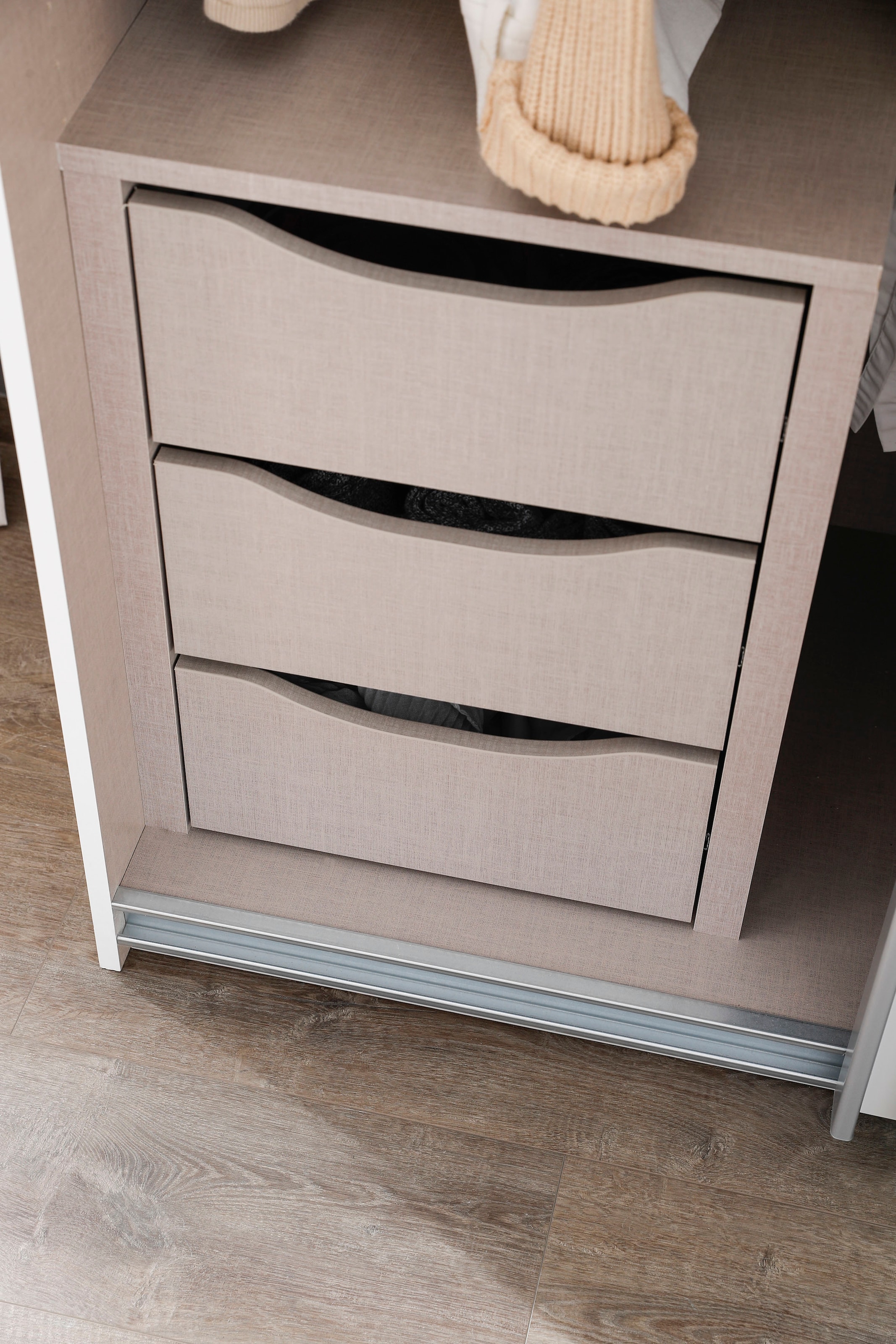 rauch Schwebetürenschrank »Kleiderschrank Garderobe Eckkleiderschrank QUADRA mit edler Glasfront« Mass 181x187 cm, Höhen 210/229 cm, inkl. Soft-Close-Funktion,  extra grosser Eckschrank inkl. Schubladeneinsatz MADE IN GERMANY