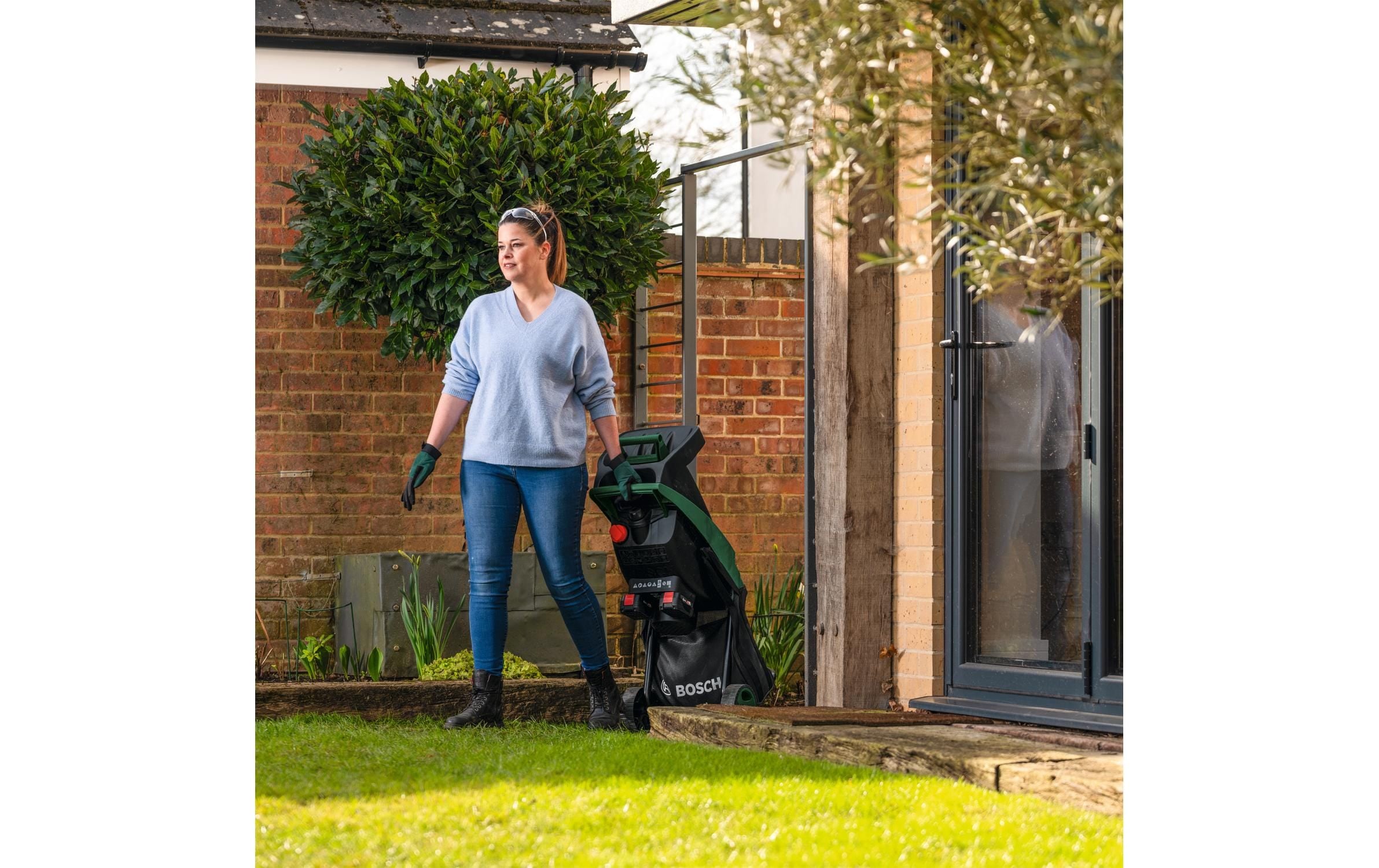 BOSCH Broyeurs de végétaux »UniversalShredder 2x18V-25« kraftvolle 36V-Leistung durch 2x 18V-Akku