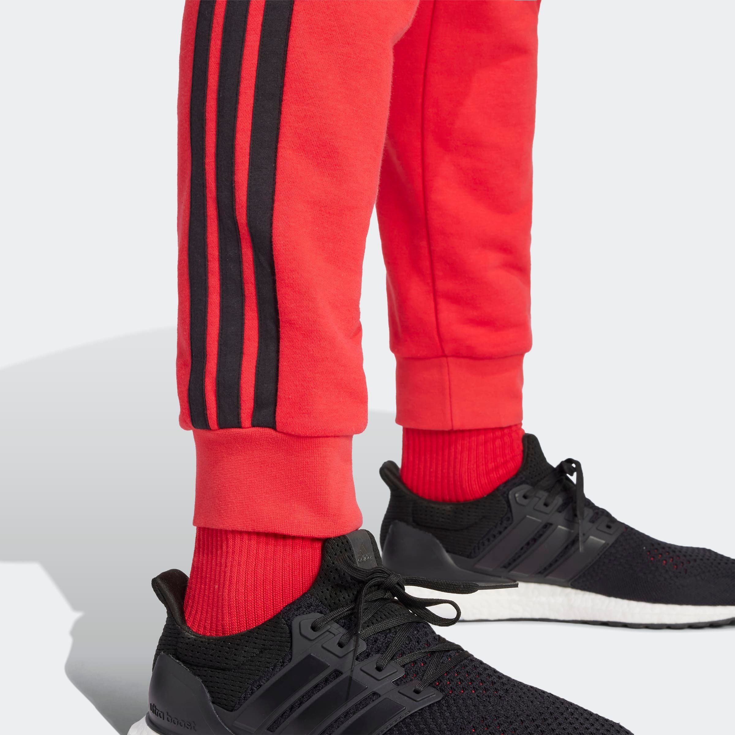 adidas Sportswear Pantalon de sport »ESSENTIALS 3-STREIFEN FRENCH TERRY«  schmal zulaufende Beinform, für sportliche Aktivitäten