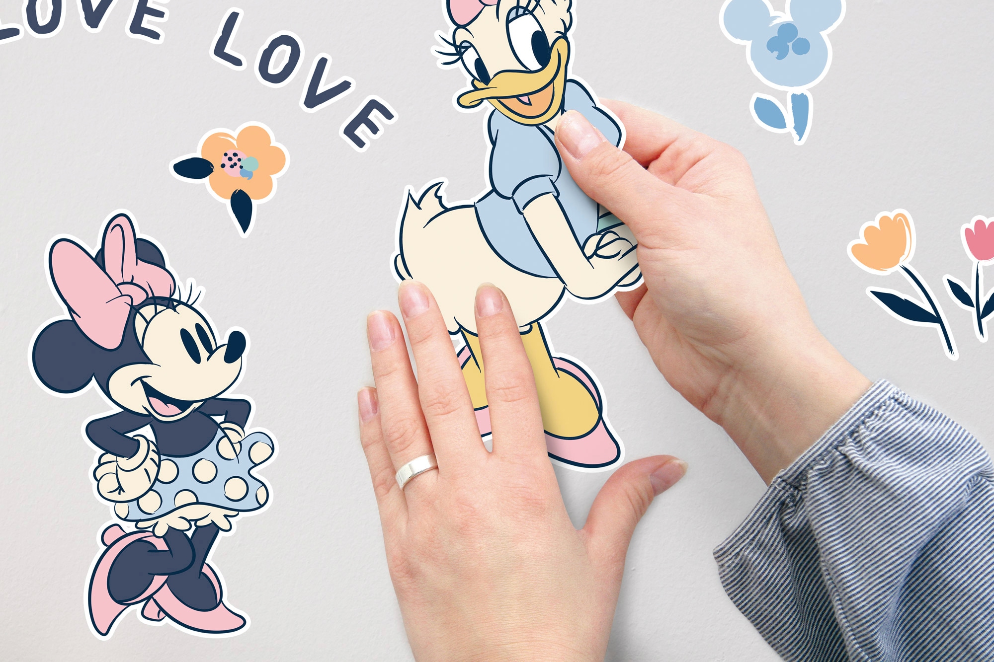Komar Wandtattoo »Love Love Love - Grösse 50 x 70 cm«, (40 St.), selbstklebend, Wandsticker, Kinderzimmer