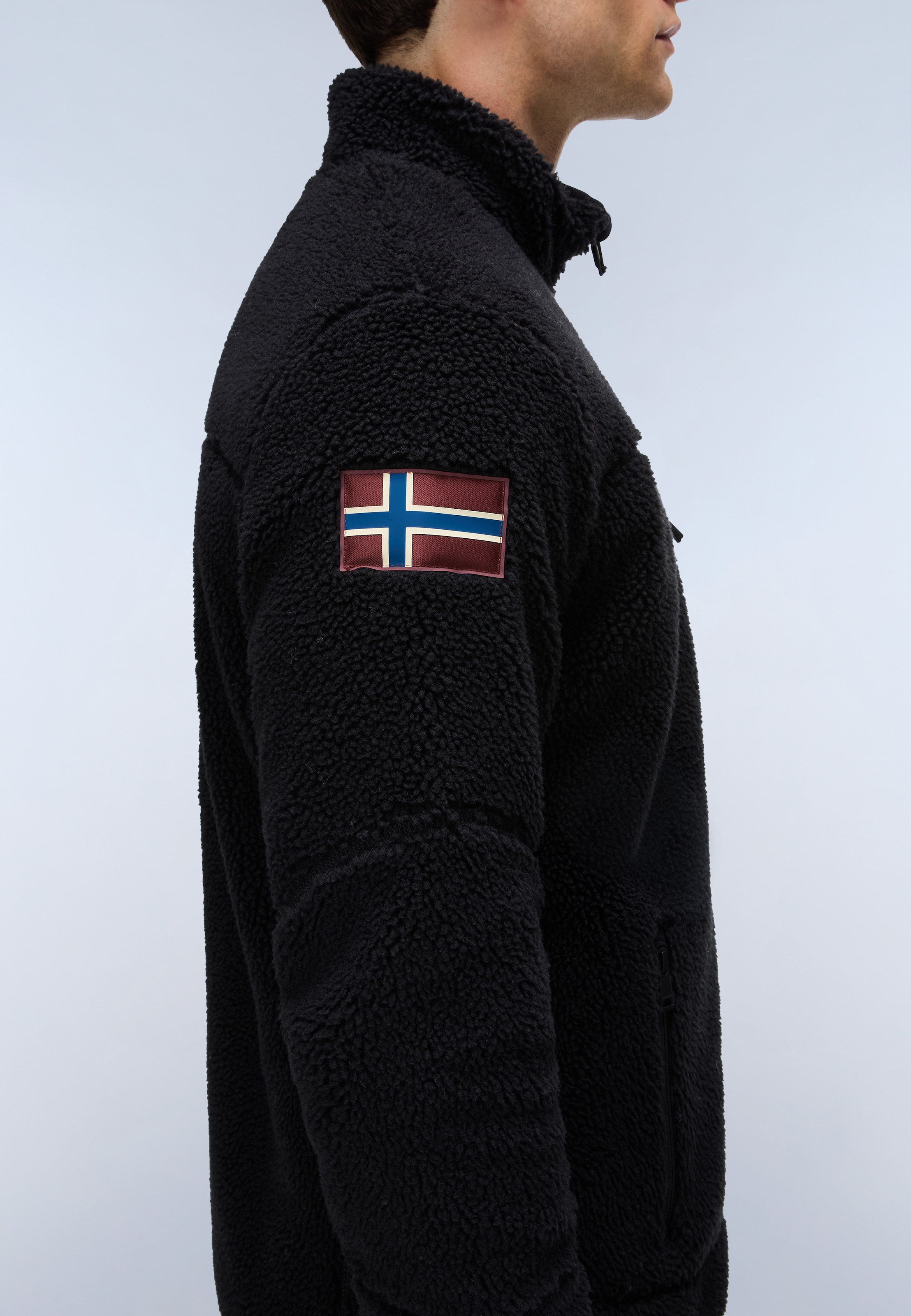 Napapijri Veste polaire »YUPIK FZ 5 BLACK BEAUTY« au style sportif, comme couche intermédiaire flexible, matériau léger