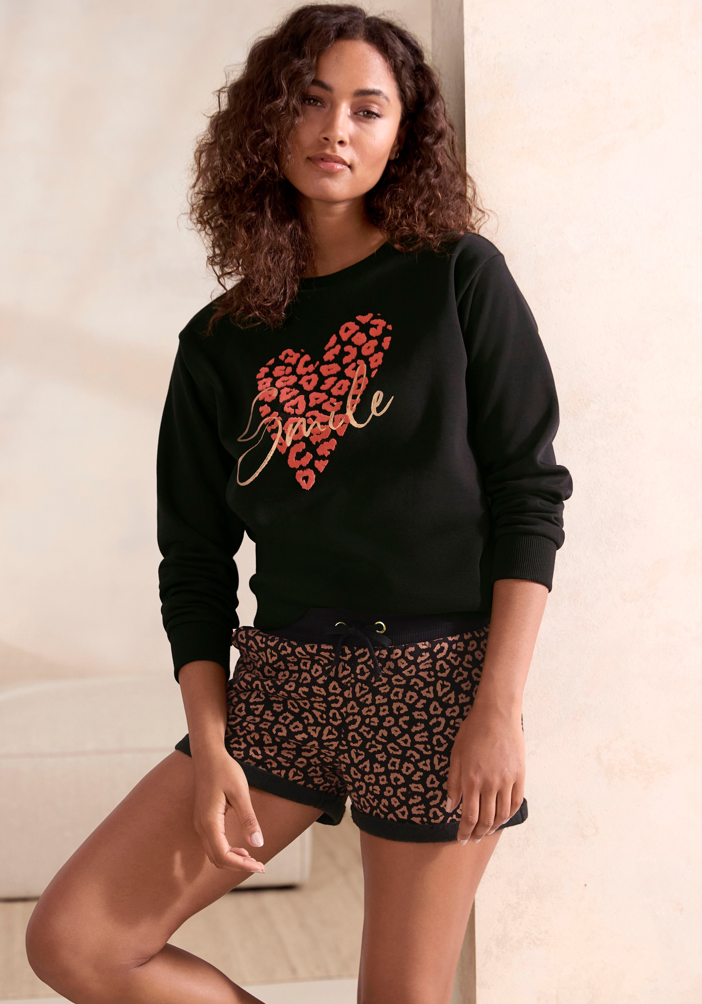 LASCANA Sweatshirt, Loungehirt mit Herz-Leo-Druck, Loungewear