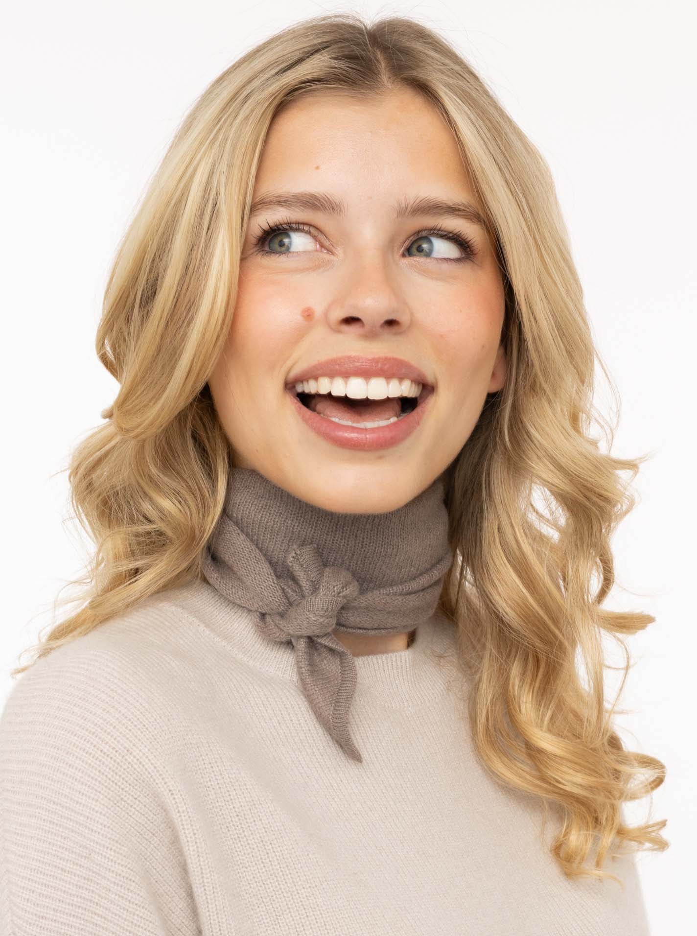 Image of Zwillingsherz Strickschal ""100% Cashmere Halstuch"" dreieckige Form, weicher Tragekomfort, individuell tragbar