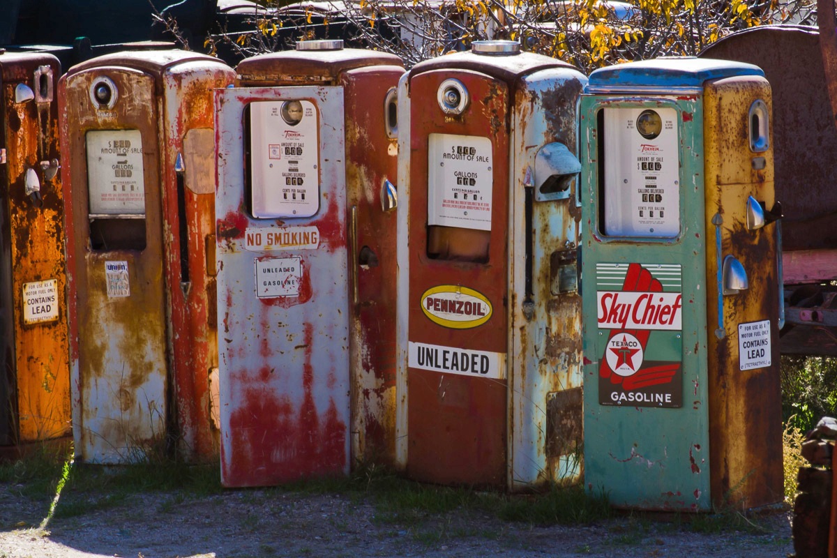 Image of Papermoon Fototapete »Alte Zapfsäulen«, Vliestapete, hochwertiger Digitaldruck, inklusive Kleister bei Ackermann Versand Schweiz