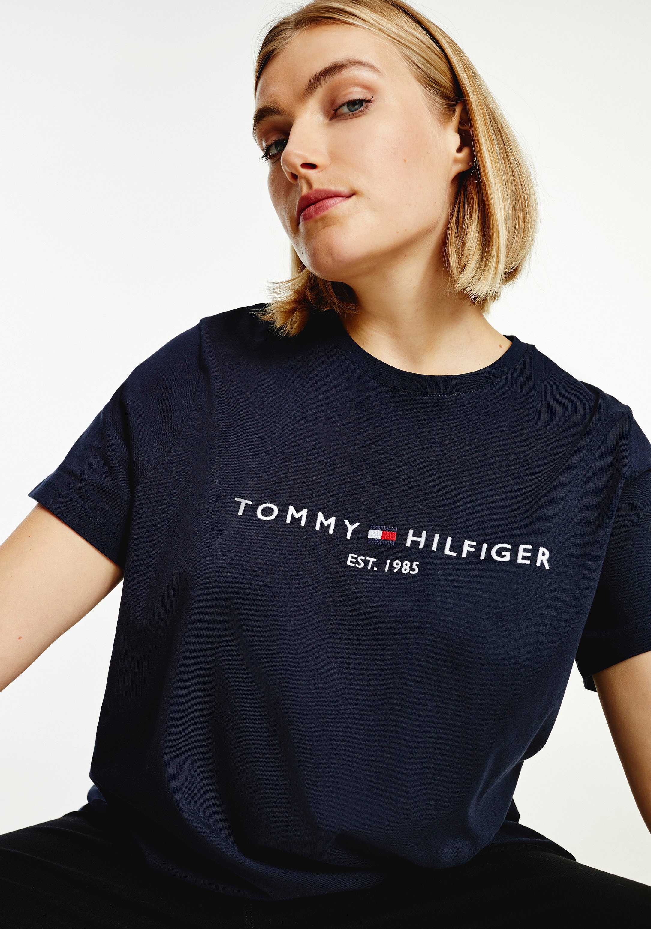Image of Tommy Hilfiger Curve Rundhalsshirt »CRV TH ESS HILFIGER C-NK TEE SS«, mit Tommy Hilfiger Label-Element am Rundhalsausschnitt bei Ackermann Versand Schweiz