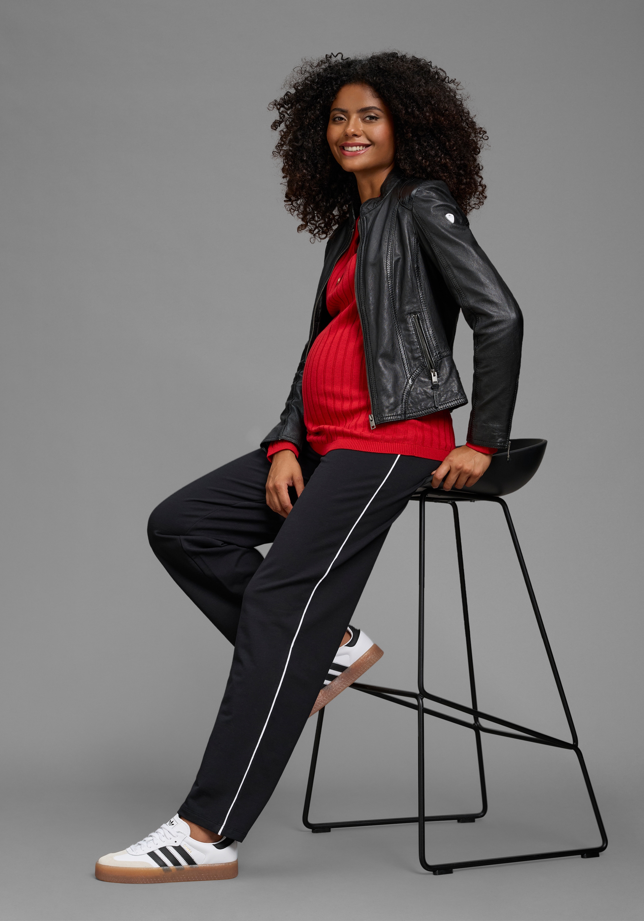 Neun Monate Pantalon de grossesse »Sweatshose, Umstandshose mit Bauchumschlag«  coupe droite, large bande élastique à la taille, uni