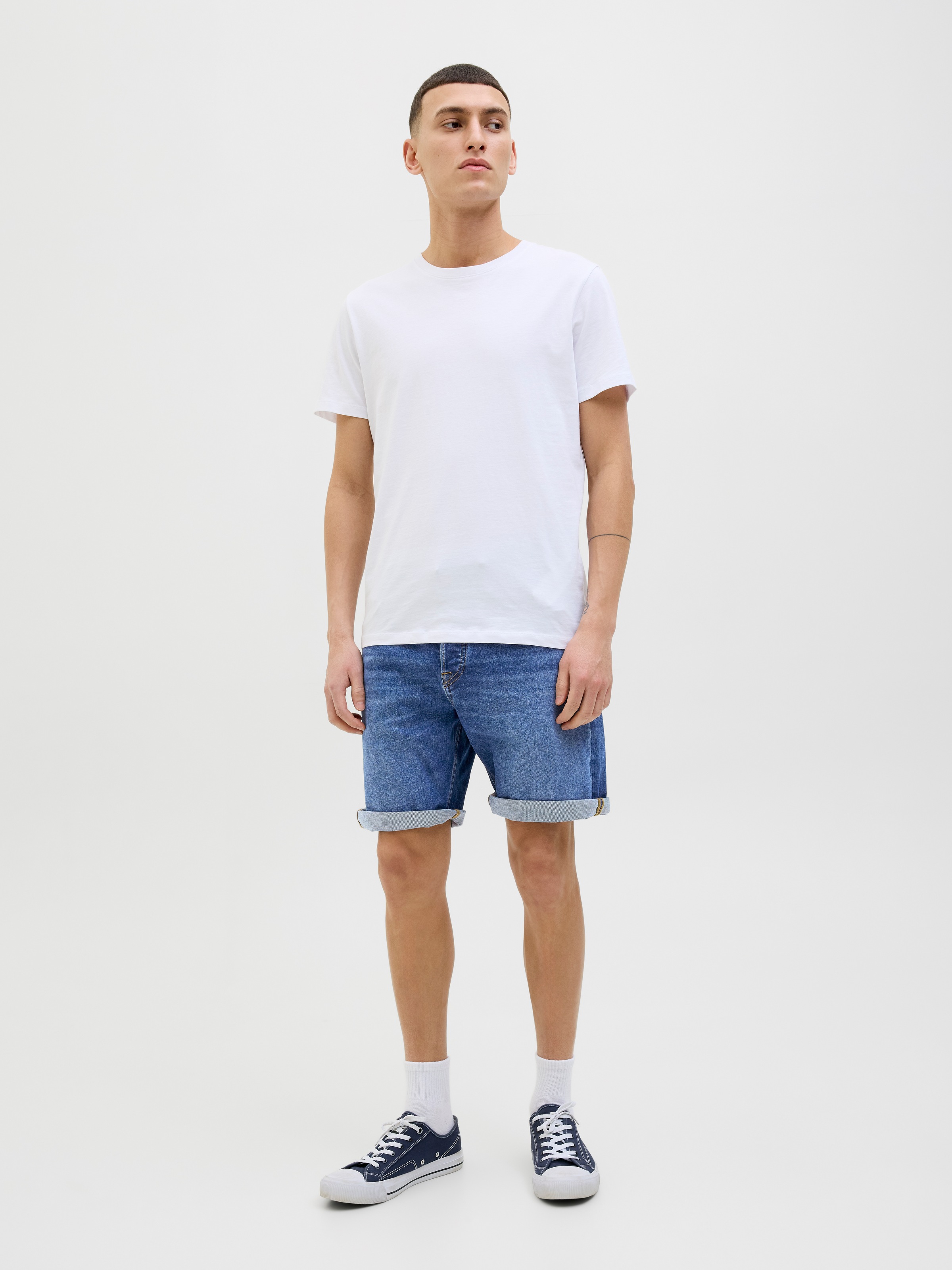 Jack & Jones Shorts »JJIORIGINAL mit stylischem Aufschlag und Knopf«, mit stylischem Aufschlag