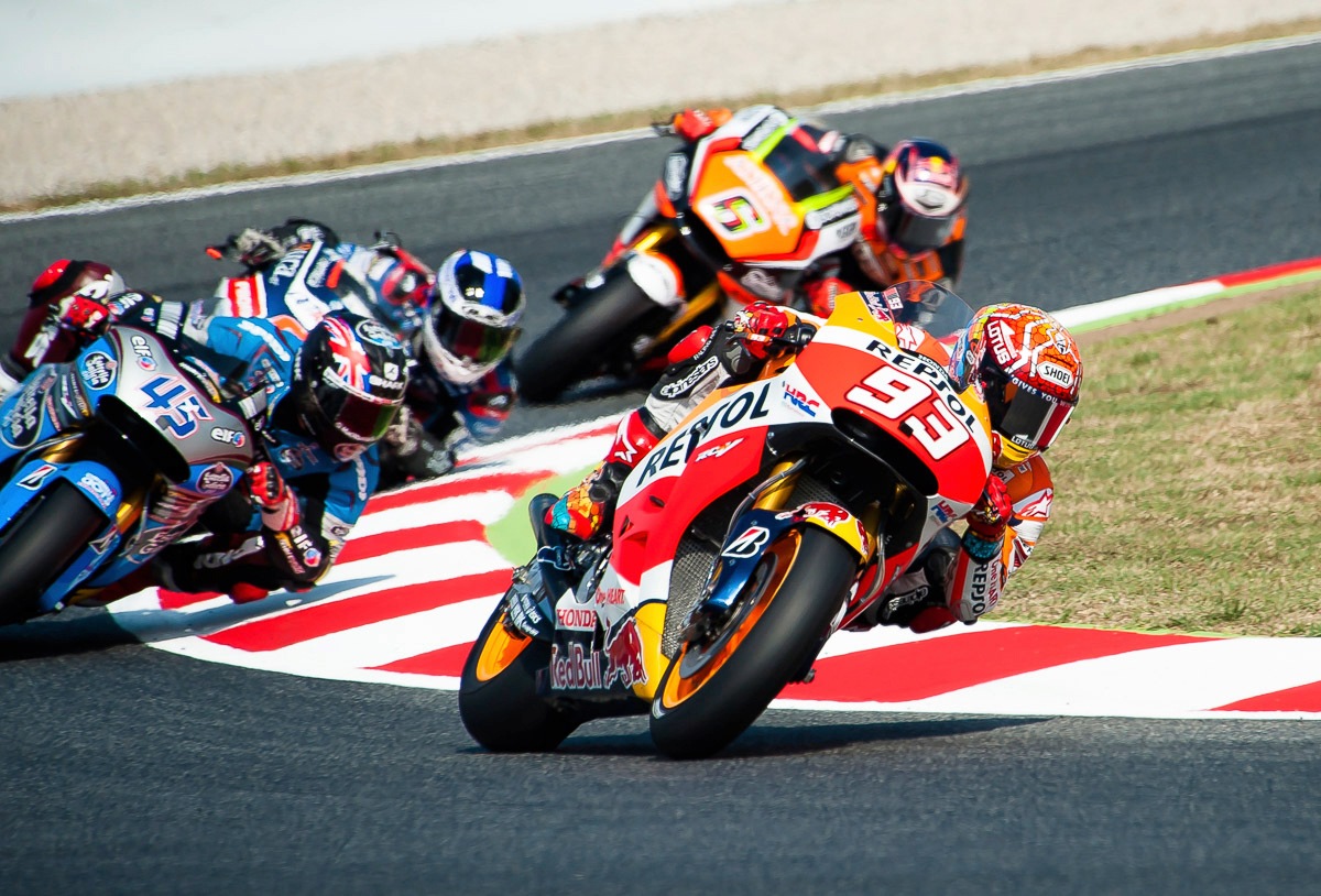 Image of Papermoon Fototapete »MOTORRADRENNEN RENNSTRECKE BIKES«, Vliestapete, hochwertiger Digitaldruck, inklusive Kleister bei Ackermann Versand Schweiz